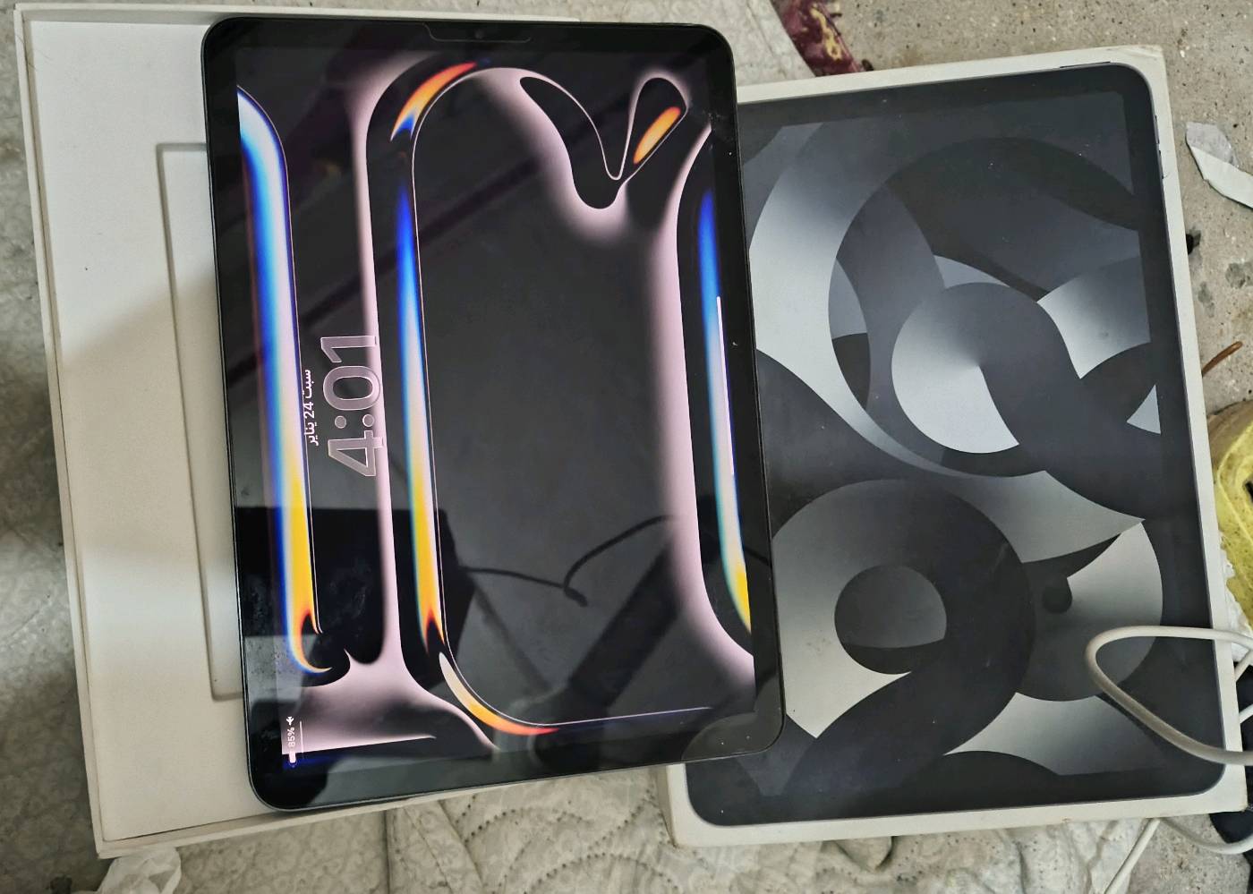 ايباد air 5 معالج m1 المعروف باادائه الخارق نظافة ٩٧٪ ذاكرة ٦٤ بطارية ثمانينات وياه شاحنة وكارتون بصمه إصبع متوقفة فقط سعر ٤٥٠توصيل متوفر أو مراوس بايباد حسب القناعه