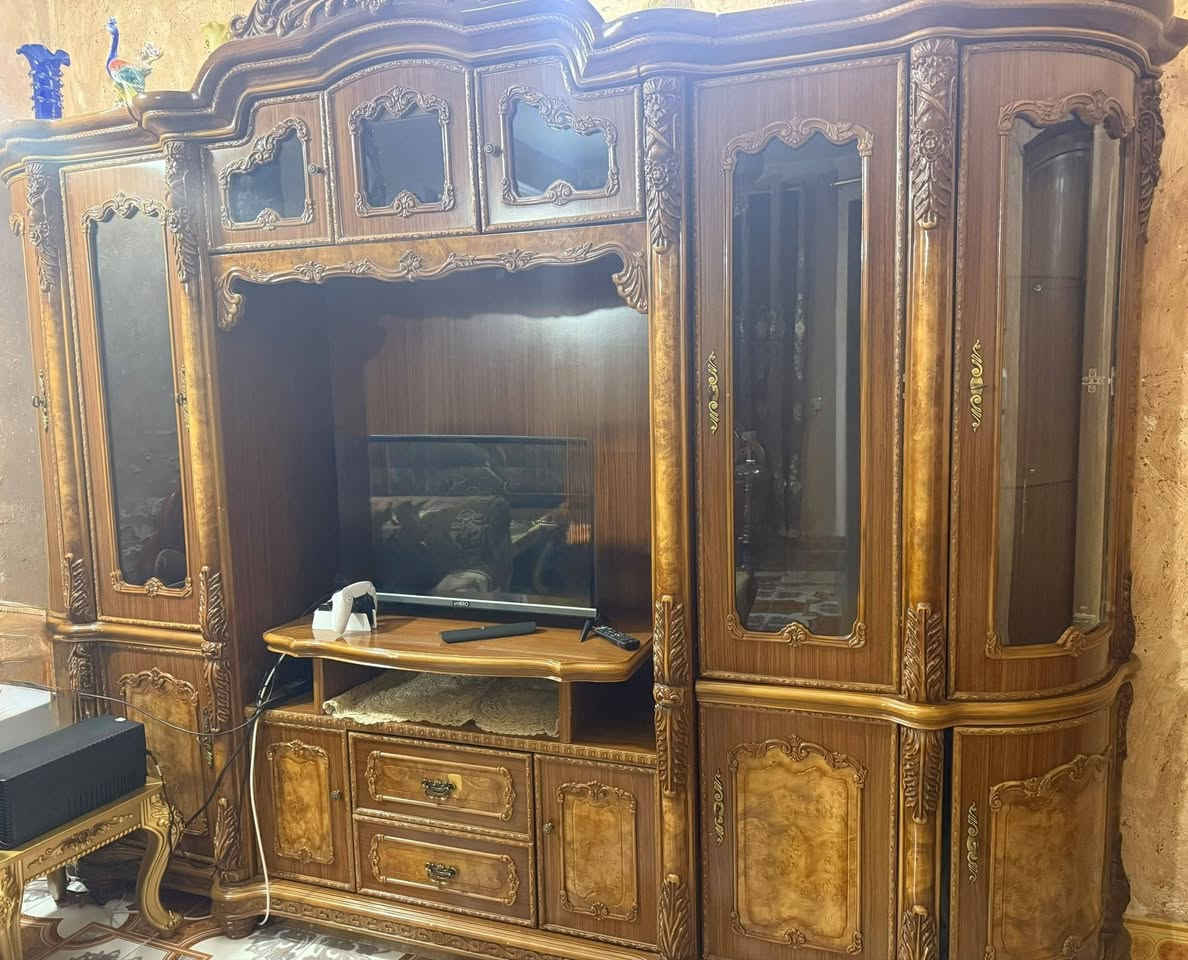 � للبيع معرض (بوفيه) خشب 🔥
معرض نظيف جداً وحالته ممتازة، استعمال بيت، بيه إنارة داخلية وشكله مرتب وفخم، مناسب للصالة أو غرفة الضيوف.

💰 السعر: 300 ألف دينار، وبيه مجال.

📍 الموقع: بغداد - الزعفرانية
📞 للاستفسار:  ***********
