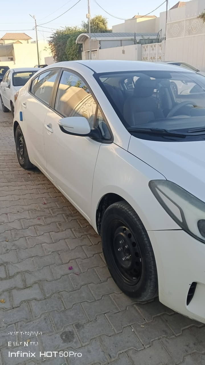 سيراتو خليجي 2017 ماشية 116 بيه قطعتين 
جاملغ امامي وباب السائق ملاون 
السعر 130$ وبيه مجال 
***********
