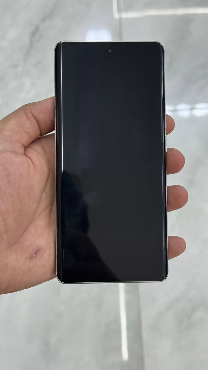 السلام عليكم جهاز ريلمي Gt6 للبيع ملحقاته موجودة مواصفاته :-
الشاشة: AMOLED، 6.78 إنج، 
دقة 1.5K، 120Hz
المعالج: Snapdragon 8s Gen 3
الرام:16 GB
التخزين: 256GB
 البطارية: 5500mAh
 الشحن: 120W
الكاميرا الخلفية:
    * 50MP رئيسية مع OIS
    * 50MP تيليفوتو (تقريب بصري 2x)
    * 8MP واسعة
الكاميرا الأمامية: 32MP
 السماعات: ستيريو
البصمة: تحت الشاشة
 يدعم: 5G، NFC
مقاومة الماء والغبار: IP65
الوزن: 199 غرام
السعر 575 الف و قابل للتفاوض
العنوان بعقوبة 
*********** خاص او واتساب
