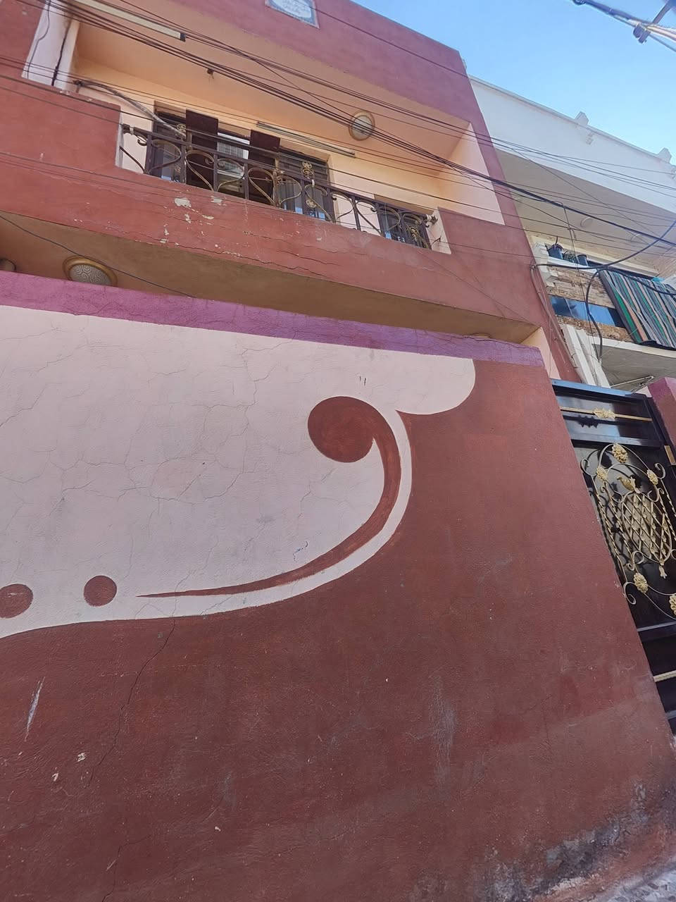 السلام عليكم  مشتمل 50 م الواجهة 5 والنزال 10 طابقين بناء 2015 طابوا ملك صرف العنوان ال 100 دار  قبل المعالف مقطع البيت من الداخل موجود بالمنشور   الطابق الاول صاله او مطبخ او منور او خدمات الطابق الثاني 2 غرف نوم  /سطحين سحطح  مخزن او سطح عادي السعر 110 او بي مجال   ‏‪0776 556 8308‬‏
