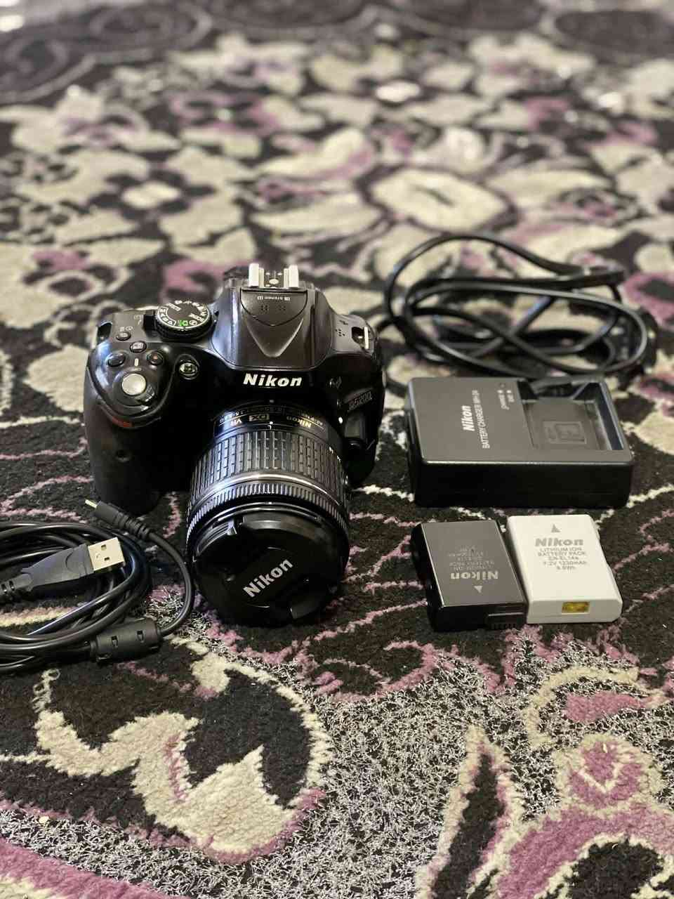 كاميرا Nikon D5200 📷
مستشعر APS-C بدقة 24 ميجا
تصوير فوتو + فيديو
فيديو Full HD 1080p
شاشة 3 بوصة متحركة
نظام تركيز 39 نقطة
سرعة تصوير متتابع 5 صور/ثانية
 (ISO) من 100 حتى 6000
 
العدسه الموجوده وياها 
18-55mm
فتحة f/3.5-5.6
مثبت صورة VR
نضافتها عاليه استخدام جداً قليل

السعر 250 وبيها مجال بسيط 
للتواصل عالرقم فقط ***********
