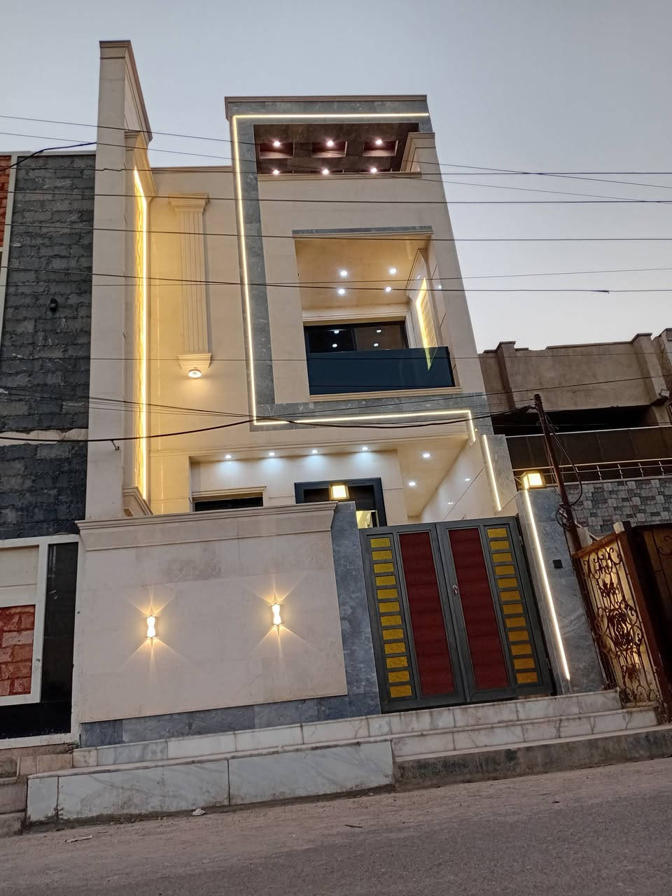 مكتب المجد
دار زيروو في السيدية بيت بناء درجة أولى من أعلى المواصفات 
الداخلية والخارجية من ناحية ارتفاع السقف ٣م ونص 
عمل ديكورات بالسقف مع ارضية مرمر واجهة مرمر مع جدران الواح 
شبابيك المنيوم مع محجر جام تركي ...
يحتوي .. ....
دار سكن زيرو طراز حديث ثلاث طوابق... يوجد مقابل البيت تشجير 

مساحة.   ١٠٠م
واجهة.      ٥م
نزال..      ٢٠م 

يحتوي على 

5نوم 
٤ صحيات 
بالإضافة إلى صالة كبيرة وهول داخلي ومطبخ.......

مكتب المجد للوساطة العقارية سيدية شارع العلوة مقابيل مدرسة حلم الغد ...

الاتصال 
***********
***********

نسعى لخدمتكم نحو الأفضل نستقبل كافة عروضاتكم السكنية والتجارية 

مكتب المجد للوساطة العقارية
