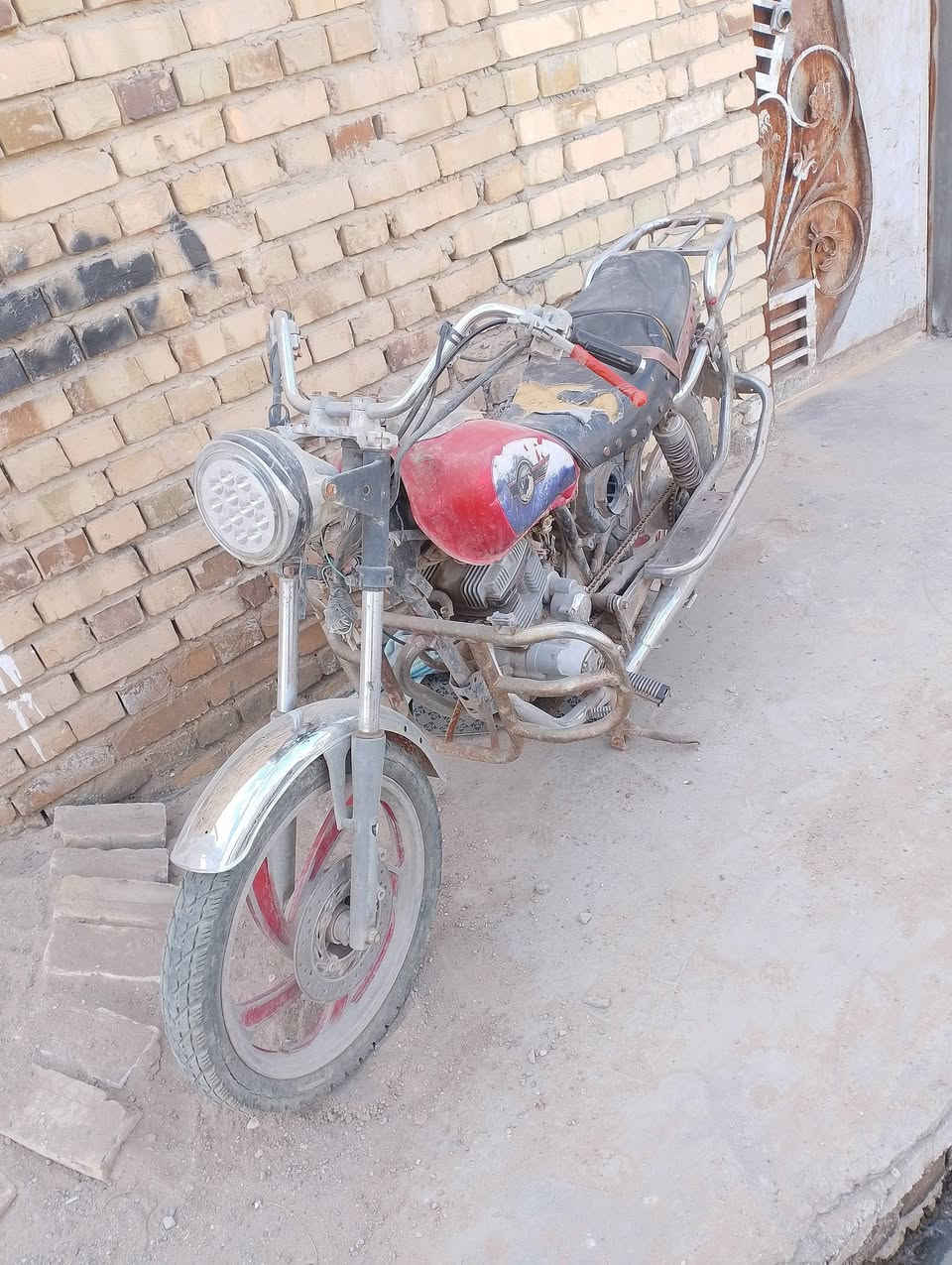 سلام عليكم دراجه تايموته للبيع كلك 
اوراقها ضايعه كهربائيات شغاله مكينه نضيفه توني مجفتها غراض كلها اصليه نگره سلف تشتغل مكان الدراجه (قلعه السكر) السعر 275 وبيها مجال قليل الرقم للأ ستفسار ***********
