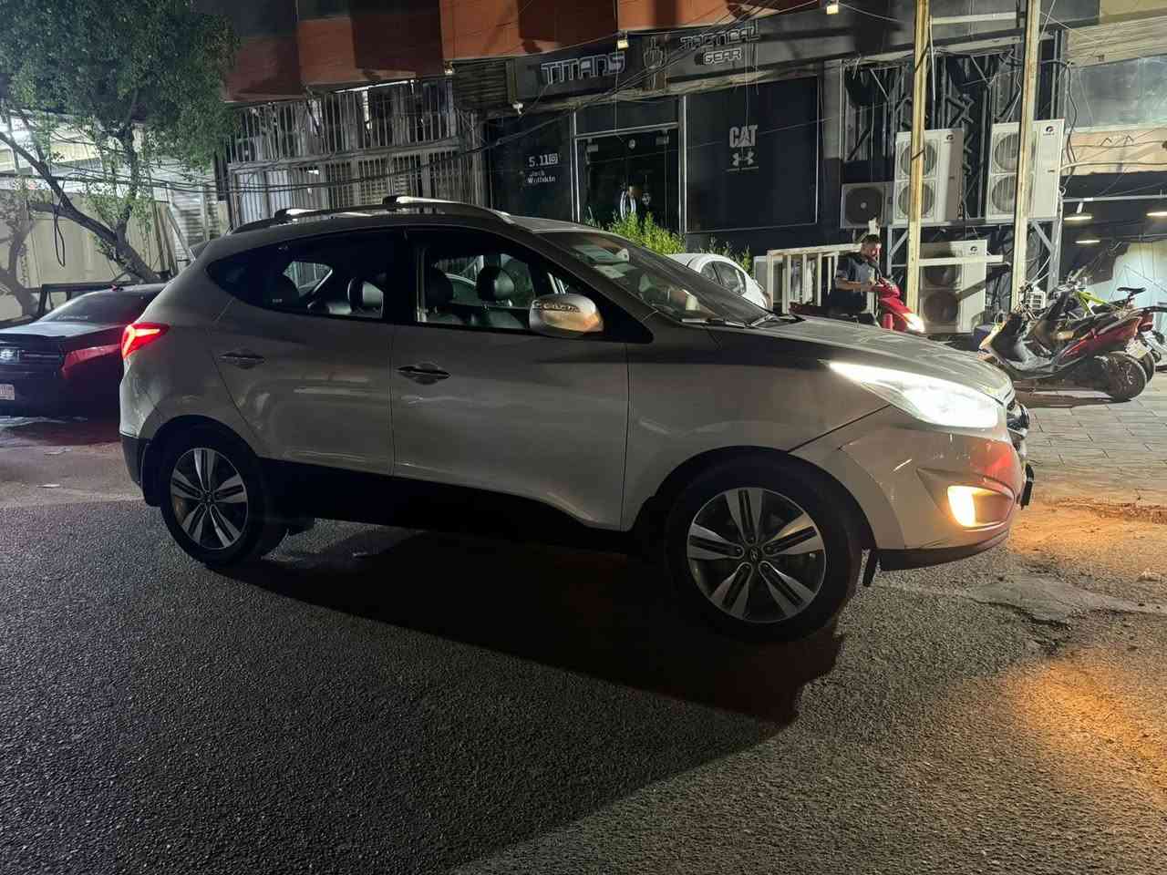 ترسان 2015 بيها قطعتين صبغ بدون دواخل مثل ماموضحه بالصور السعر 100 وبيها مجال مكاني بغداد كير ومحرك مكفولات تبريد ثلج ***********
