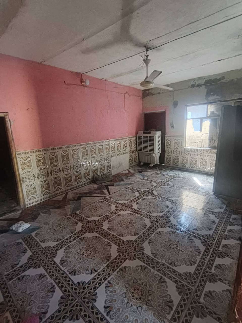 السلام عليكم بيت للبيع المساحه ١٣٠متر
بيه طارمه وصحيات 
ودوانيه ٤/٦
ومطبخ ٤/٤
وصاله ٦/٤
وعرفه ٣.٥/٧
ومنور ١.٥/٣
بيت زراعي في منطقت سيد اخضير قرب سكه 
منطقه مشموله بطابو ومجاري 
سعر بيت ٢٥مليون وبيه مجال 
لستفسار على رقم 
***********
