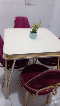 طاولة طعام • كراسي ضرر خفيف • تحتاج براغي