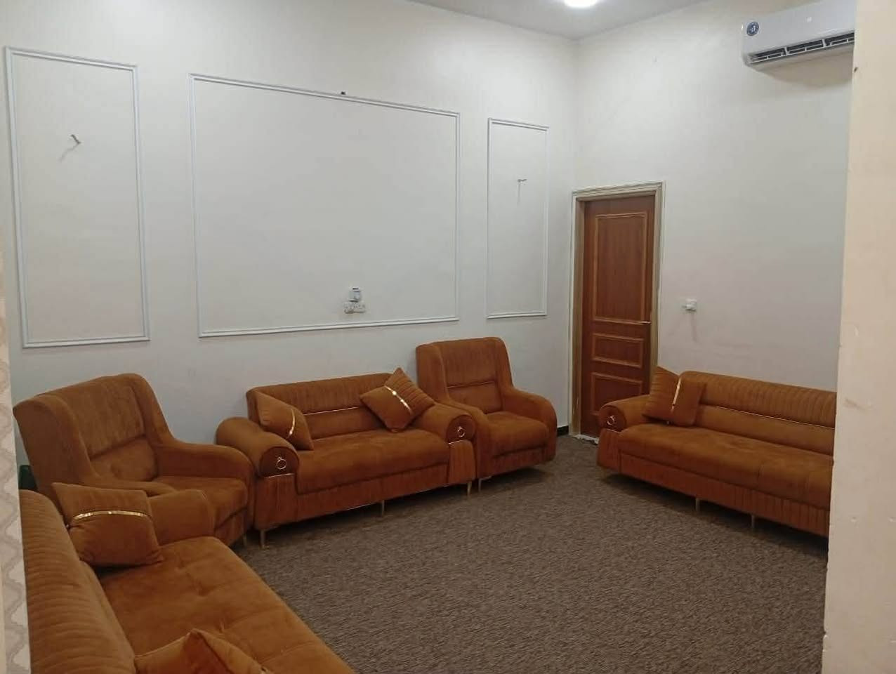 بيتين للبيع حمدان المعاريف قرب مدينة الاندلس شارع سيد حامد ع الفوك بيتين لصق للبيع عليهن سقف واحد ويفصلهن حائط واحد مساحة كل بيت ١٠٠م يحتوي على غرفه وصاله واستقبال ومطبخ وصحيات وكاله بأسم المشتري ونسخه من الطابو ينباعن سوه السعر 99 وبي مجال


**إذا كنت صاحب هذا الإعلان وتريد حذفه لأي سبب، رجاءا أرسل رسالة إلى الدعم الفني**