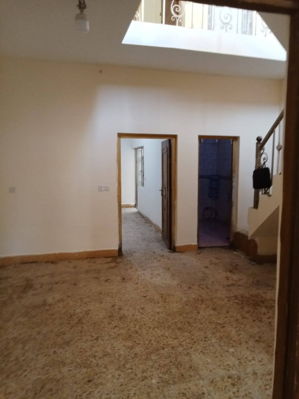 بيت مساحة ١٠٠ متر 
كامل يحتوي على طابقين اطابق الاول استقبال و مطبخ و غرفة  و هول و منور و صحيات داخليه و خارجيه 
الطابق الثاني غرفه و حمام 
بيت جديد و كامل 
عنوانه العبيدي - الكفائات 
للاستفسار ***********
