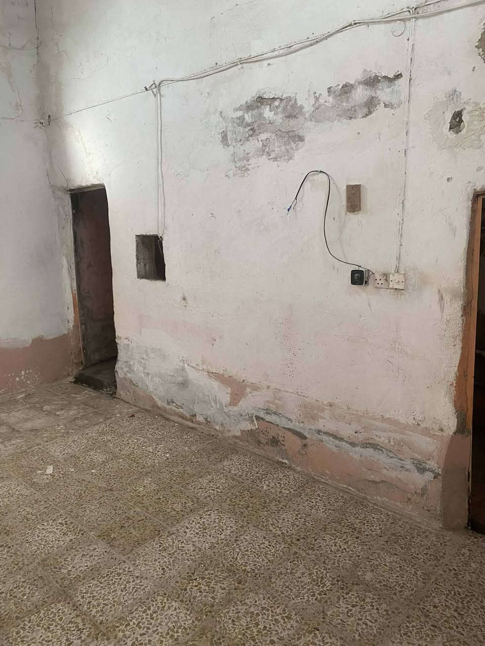 دار للبيع كوفه حي الصدر الثالث شارع ١٤ دور الحوزه مساحه ٧٠ متر يحتوي على غرفه وصاله ومطبخ وصحيات داخليه وخارجيه وباب خلفيه وباب أماميه سعر ١٥ وبي مجال ***********
