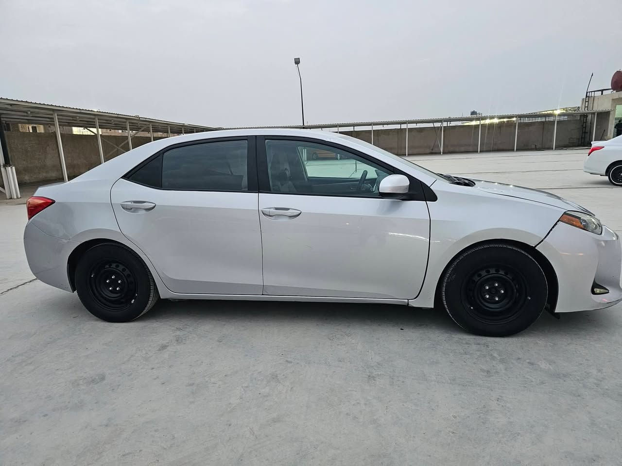 كورله موديل ١٧رقم سليمانيه بسمي  سنويه جديده مكفوله من الدواخل والغود السياره ماشيه ٩٥نضيفه جداً بدون ارباك السياره  كير ومكينه مكفولات الاستفسار على هاذا الرقم *********** السعر ١٣٧وبيها مجال الطيبين مكان السياره ديالى شهربان
