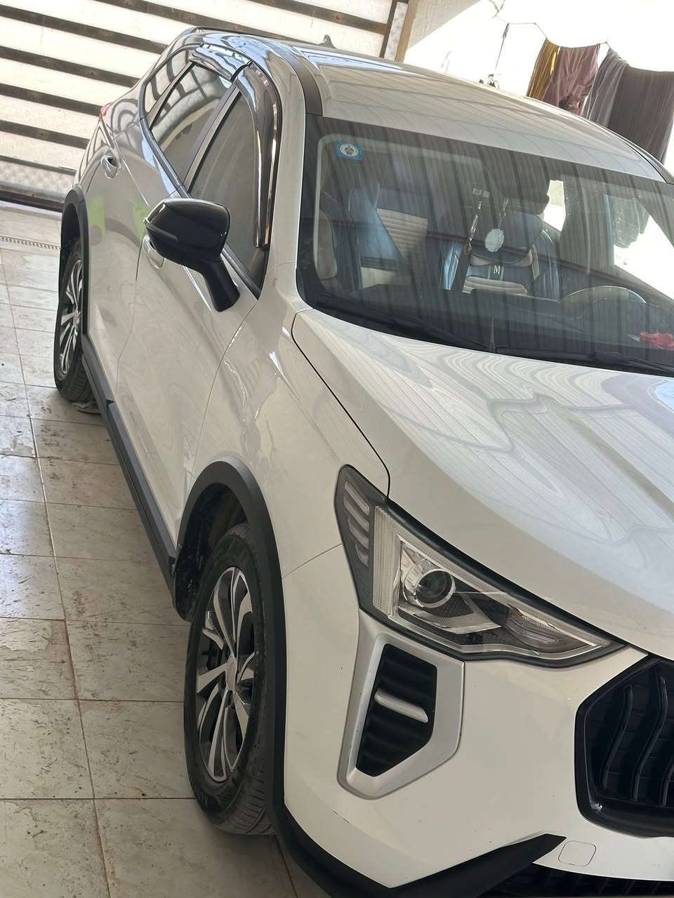 للبيع سيارة هافال جوليان Haval Jolion 2024 نص فول
اللون: أبيض لؤلؤي
الرقم: بصراوي 

**المواصفات:**
- الموديل: 2024
- المحرك: 1.5 تيربو
- الكير: اوتوماتيك DCT
- المسافة: 30,000 كم فقط
- الفئة: نص فول 
- **اهم المواصفات**: 
  كاميرا خلفية، بصمة
  تحكم ستيرن، حساسات خلفية فقط
  كشنات جلد ،تبريد خلفي،
- الضرر:شخطه خفيفه بالدعاميه الاماميه
- الحالة:كفاله عامة  

**السعر: 150 ورقة وبيه مجال**
**المكان:** البصرة - النشوة قرب حقل مجنون 
**للاستفسار:** ***********

السيارة جاهزة للفحص في اي وقت
التفاوض بالمعقول
