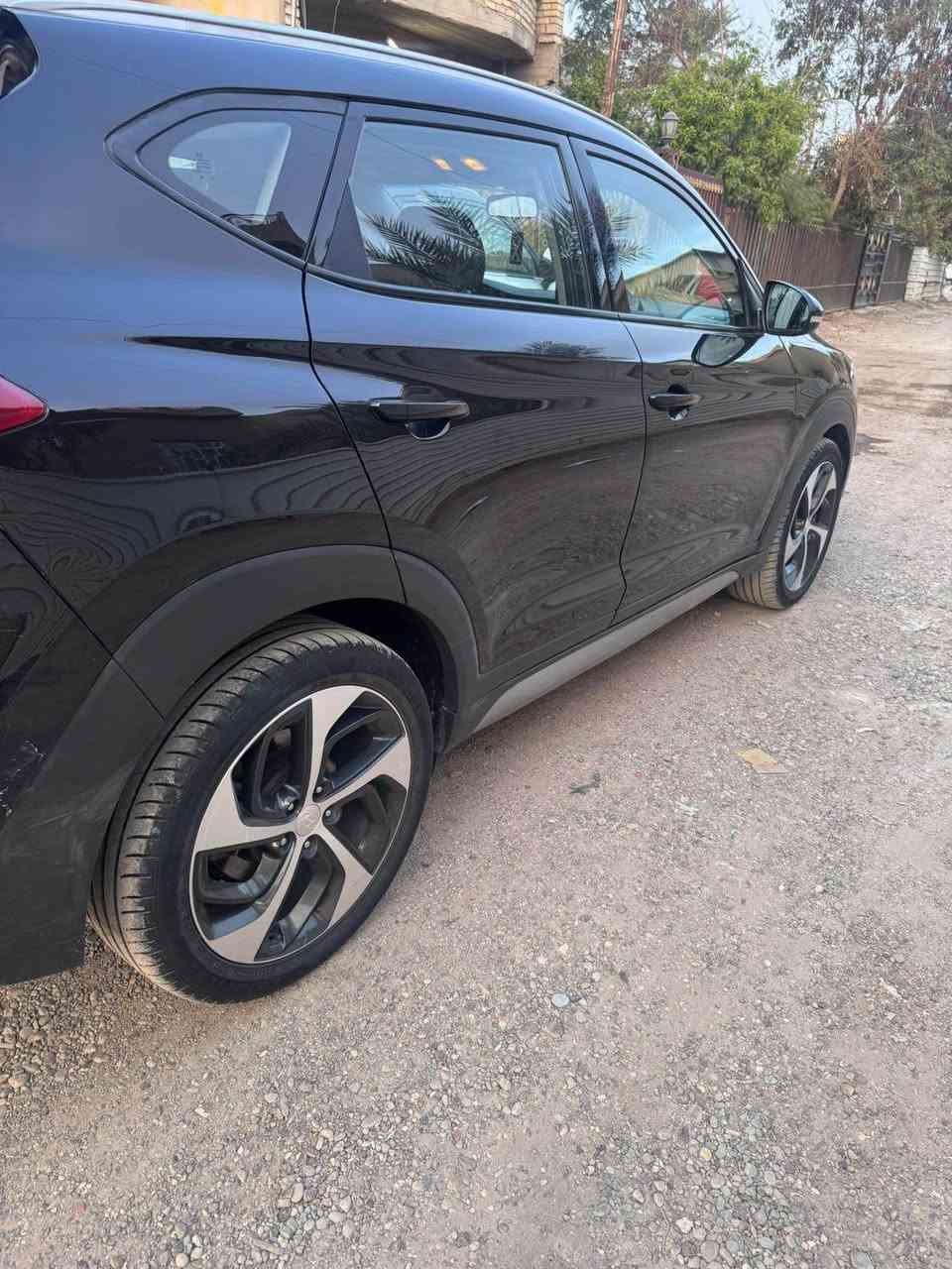 توسان ٢٠١٧ اربيل باسمي
رقم وهزة جديدة 
مناقصها اي شي 
فول عدا الفتحة
فقط بنيد مصبوغ
بيها بارد خفيفي 
السعر ١٤٥ بيها مجال شي بسيط 
تحويل وكاله جاهز.
حساسات 
اشاير مري 
بصمة عدد اربع
كشنات تدفئة تبريد
جنطة شفط
مكان بغداد غزاليه
حادثها باب الخلفي جهة اليمنه والباب مبدل نفس اللون
اكرر صبغ فقط بنيد اثر خدوش.
محرك ١٦٠٠ تيربو
الاتصال *********** بغداد, العراق
