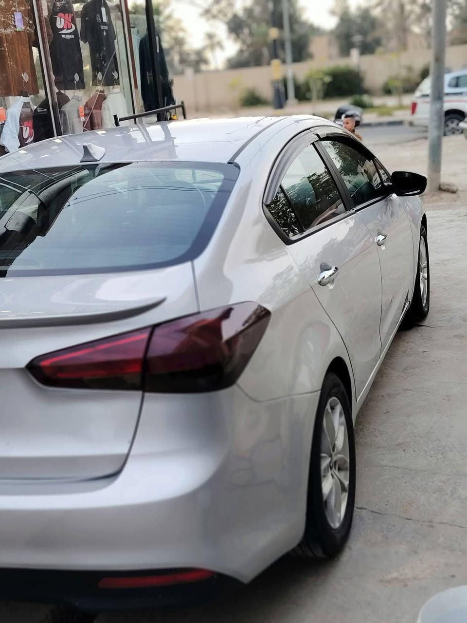 سلام عليكم
فورتي ١٧ بيهه. اربع قطع خلفي 

نص فول حلوه سياره كاعده 

كير مكينه مكفول 

السعر ١١٠ 

بيع فقط ***********
