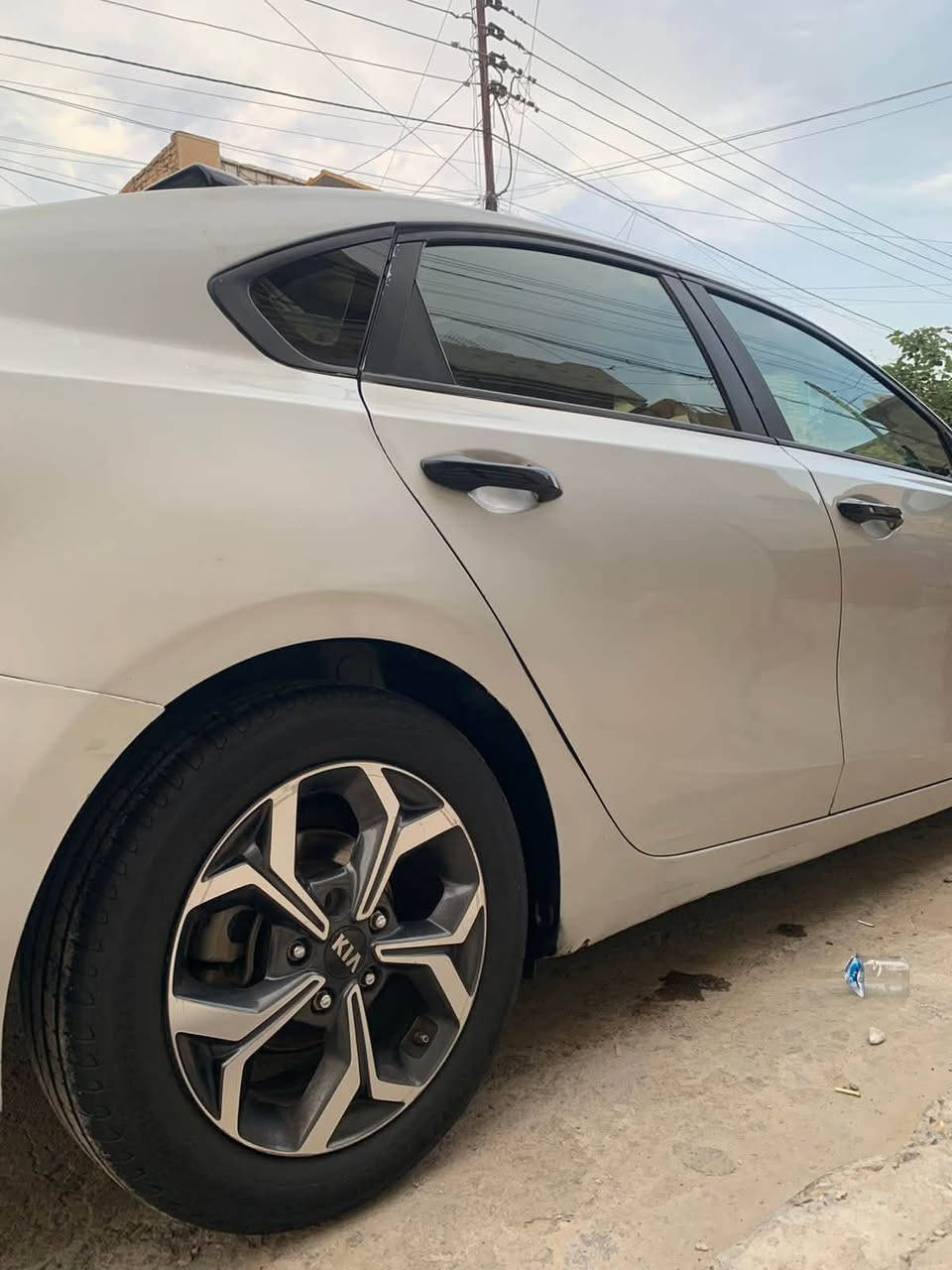 السلام عليكم كيا فورتي امريكي 2019 حادثها جاملغ خلفي وبنيد شواصي ولغود وتكم محرك كير تبريد تخم تأير مكفولات كير اي تي السيارة معوقين بعد شهر ونص صير حرة عندي وكاله من صاحبها شرعي وصاحب سيارة موجود أتعهد بتحويل أو وكاله للشراي  سيارة بيها قطع صبغ ابيع احزام ملاحظه تصليح بيها شبر بلحوض سيارة رقم بغداد سعر 98 وبيها مجال  تلفون ***********
