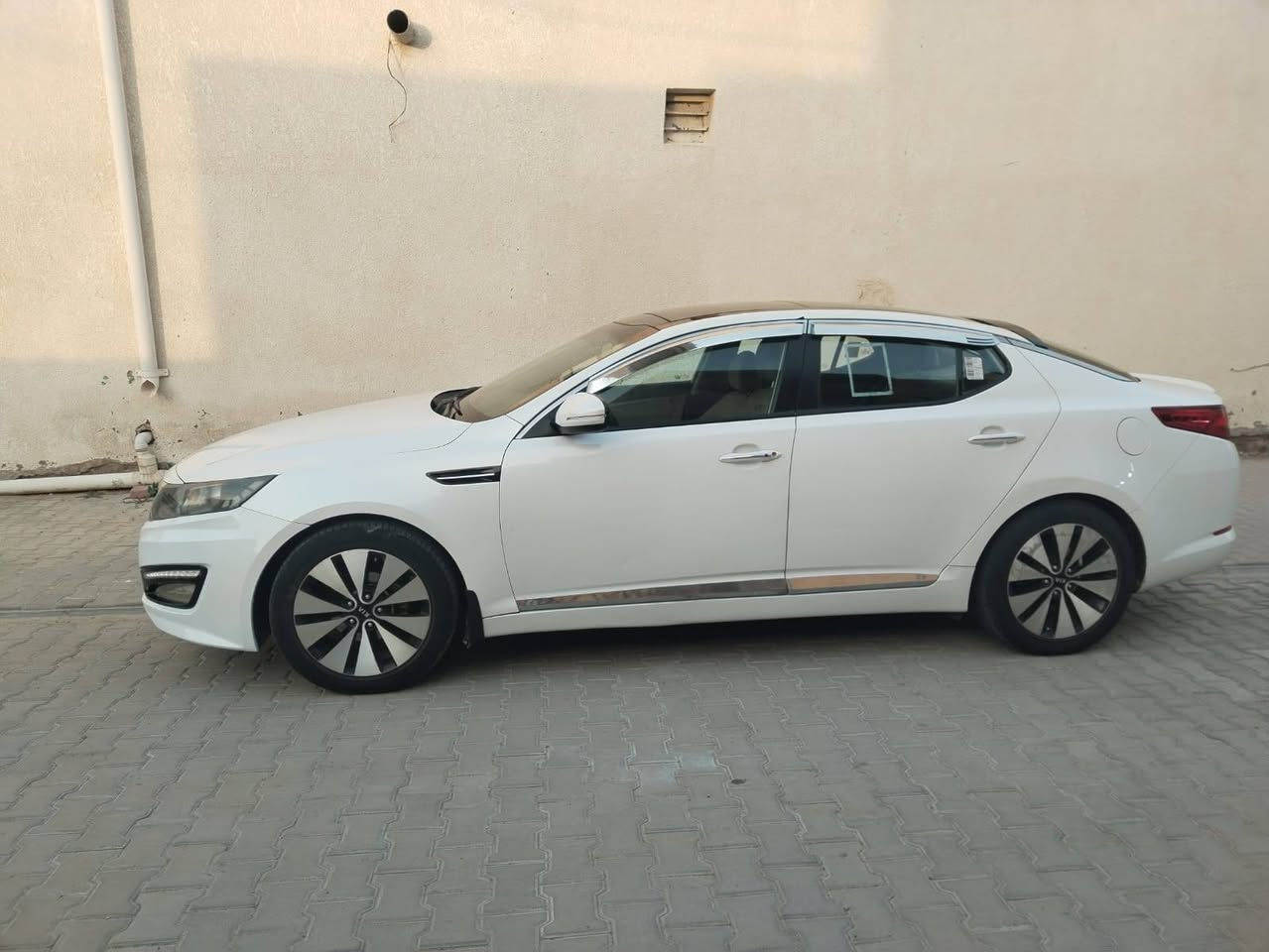 السلام عليكم كيا اوبتيما بغداد ٢٠١١ مكينه٢٠٠ مكفول كير ٦ نمر تبريد ثلج ❄ تخم تاير حداديه جديدة  مواصفات السيارة بصمه تشغيل + بصمه أبواب بنوراما طكتين تبريد قطعتين تحكمات سترين اشاير بالمرئي نظام ترحيب عند الاقتراب  جهاز انذار نظام ABS كروزر قفل سرعه نظام ECO اقتصادي حساسات خلفيه  السيارة بيه رش   بالداير مال الجاملغ الورة وباب السايق بدون اي تبديل السعر ١١٧ وبيه مجال حك الجيه مكان السيارة واسط ***********
