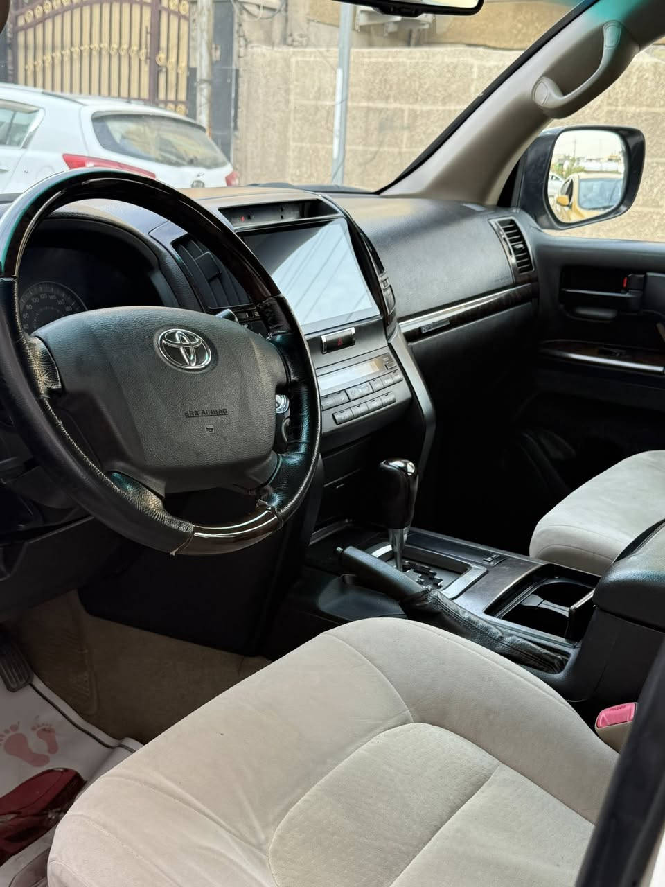 السلام عليكم من رخصة إدارة الكروب عندي لاندكروزر موديل 2009 بدون صبغ 265 ورقه مكان السياره بغداد البلديات تلفون ***********
