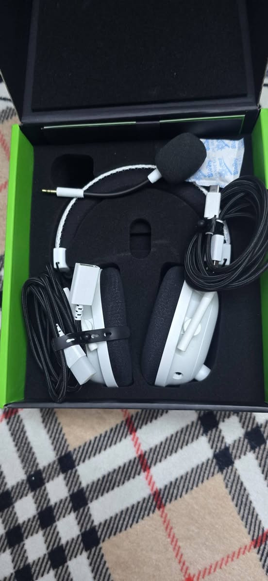 سماعة Razer blackshark v2 wireless
اصدار 2024 يكون المايك مالتهة احسن من بهواي نت الإصدار القديم
البطارية ممتازة تنطيك استخدام متواصل اكثر من 24 ساعة
كارتونة موجودة جديدة وياهة غراضهة
175 الف 
واتس اب
***********
