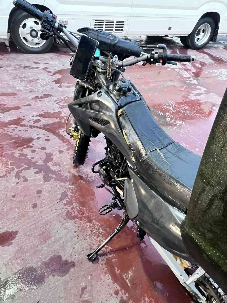 قفاز لبيع مديل 2024 سعرها 650بيه مجال مستعجل عل بيعته مكلف بل نشر صاحب دراجه هذه رقمه :***********
