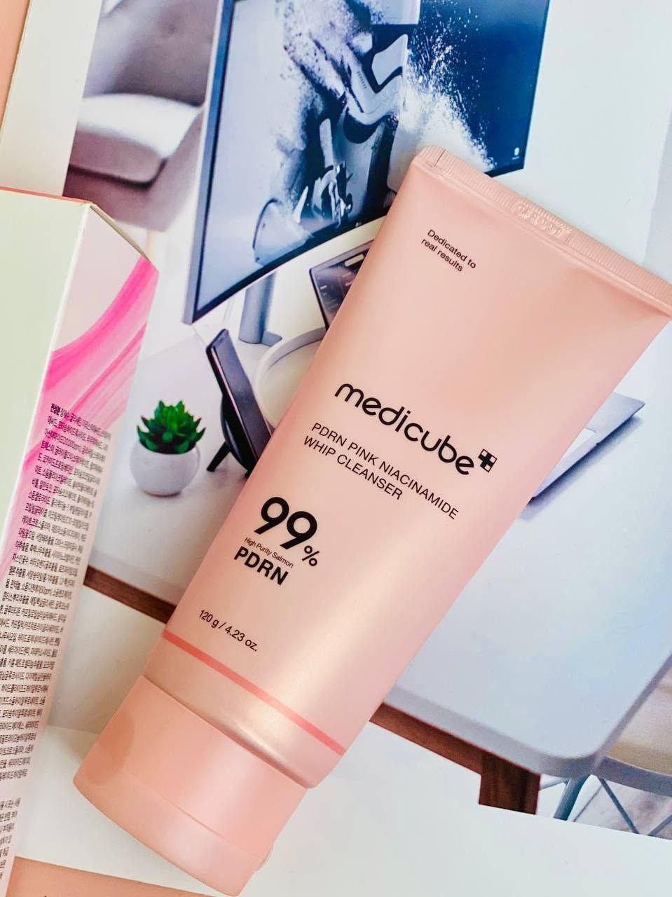 🍡غسول الوجه الرغوي المارشميلو Medicube PDRN Pink Niacinamide Whip Cleanser مصمم لتنظيف البشرة بعمق ولطف، مع توفير فوائد تجديدية وإشراقة. يوفر الغسول تنظيفًا عميقًا ولطيفًا بفضل رغوته الغنية التي تزيل الشوائب دون التسبب في جفاف البشرة. كما يحتوي على النياسيناميد للمساعدة في تفتيح وتوحيد لون البشرة وتقليل التصبغات، وعلى PDRN عالي النقاء لدعم تجدد الخلايا وتقوية حاجز البشرة. يُعد المنتج مناسبًا لجميع أنواع البشرة، بما في ذلك البشرة الحساسة.
✅ الفوائد الرئيسية:-
✔️ يبدأ المنتج بقوام هلامي لزج (يشبه المارشميلو) يلتصق بالشوائب ويزيل الأوساخ والزيوت الزائدة من المسام، ثم يتحول إلى رغوة كريمية غنية عند ملامسة الماء.
✔️ يحتوي على نسبة عالية من النياسيناميد (5% أو 20,000 جزء في المليون) المعروف بخصائصه في تفتيح البشرة، تقليل البقع الداكنة، وتوحيد لونها.
✔️ مدعم بـ PDRN (بولي ديوكسي ريبونوكليوتيد) النقي بنسبة 99% والمستخلص من الحمض النووي لسمك السلمون، والذي يساعد على دعم تجدد الخلايا وتحسين مرونة البشرة وملمسها.
✔️ يحتوي على حمض الهيالورونيك والسيراميد والبانثينول للمساعدة في الحفاظ على رطوبة البشرة وتقوية حاجزها الواقي، مما يمنع الجفاف أو الشد بعد الغسل.
✔️ تركيبته الخفيفة والمنخفضة التهيج تجعله مناسباً للبشرة الحساسة والجافة والدهنية والمعرضة لحب الشباب.
✔️ يمكن استخدامه كغسول يومي عميق أو كقناع للوجه يترك لمدة دقيقة واحدة لتعزيز التنقية والإشراق.
#الاصلي المنشأ كوريا 🇰🇷💯
السعر 13 الاف
🚘 يوجد خدمة توصيل لجميع محافظات العراق ٤ الاف 🚘
🍡غسول الوجه الرغوي المارشميلو Medicube PDRN Pink Niacinamide Whip Cleanser مصمم لتنظيف البشرة بعمق ولطف، مع توفير فوائد تجديدية وإشراقة. يوفر الغسول تنظيفًا عميقًا ولطيفًا بفضل رغوته الغنية التي تزيل الشوائب دون التسبب في جفاف البشرة. كما يحتوي على النياسيناميد للمساعدة في تفتيح وتوحيد لون البشرة وتقليل التصبغات، وعلى PDRN عالي النقاء لدعم تجدد الخلايا وتقوية حاجز البشرة. يُعد المنتج مناسبًا لجميع أنواع البشرة، بما في ذلك البشرة الحساسة.


**إذا كنت صاحب هذا الإعلان وتريد حذفه لأي سبب، رجاءا أرسل رسالة إلى الدعم الفني**