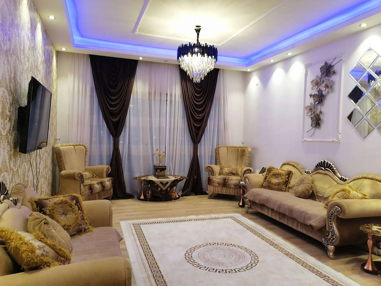 اثاث صالة كامل للبيع
ميز طعام كورنر تركي + تخم تركي + سيت طبلات
للاستفسار الاتصال على الرقم ***********
