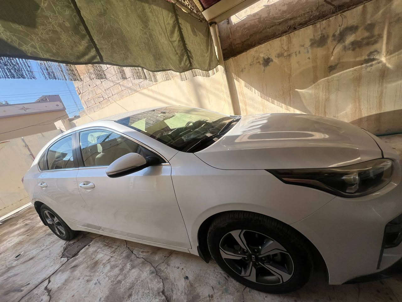 السلام عليكم شباب من رخصة الادمن
سياره للبيع
كيا سيراتو موديل 2019 خليجي✅ 
مكفوله شرط 
لون ابيض ✅
الممشى 20 ✅
المواصفات / تبريد قطعتين / شاشه كار بلي / داخل لونين / حساسات خلفيه / كامره / لايتات زنون / مري شفط + اشاير /
تحكمات ستيرن جهتين/ 
رقم بغداد انكليزي سياره نضيفه ما ملعوب بيها بأيشي جاهزة وكامله متحط عليها شي 
مكاني بعقوبة 
السعر 160وبيها مجال لطيبين 
للأستفسار اكثر الاتصال***********
