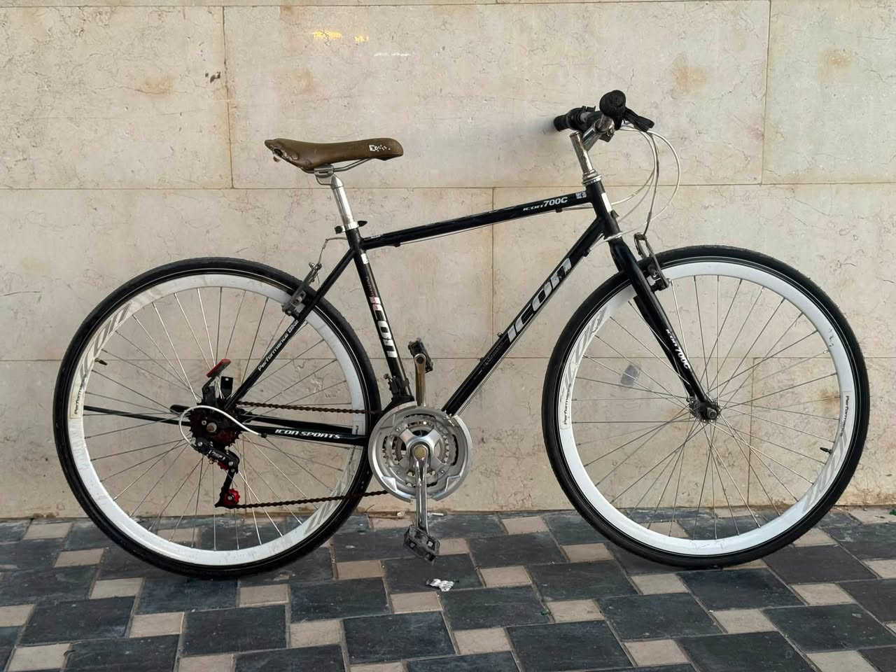 بايك c700من ماركه ICON المعروفه 
البايك كسر حاويه 
حجم البايك ٢٨ ارتفاع الفريم 510 
البايك جاهز منكلشي 
خفيف الوزن 
وياله المنيوم طبقتين 
 كير 3.7 SHMANO
بريكات بلمكان 
وياله موس
مكان بغداد الاعضميه 
سعره 95 وبي مجال 
للستفسار اتفضل خاص او ***********
