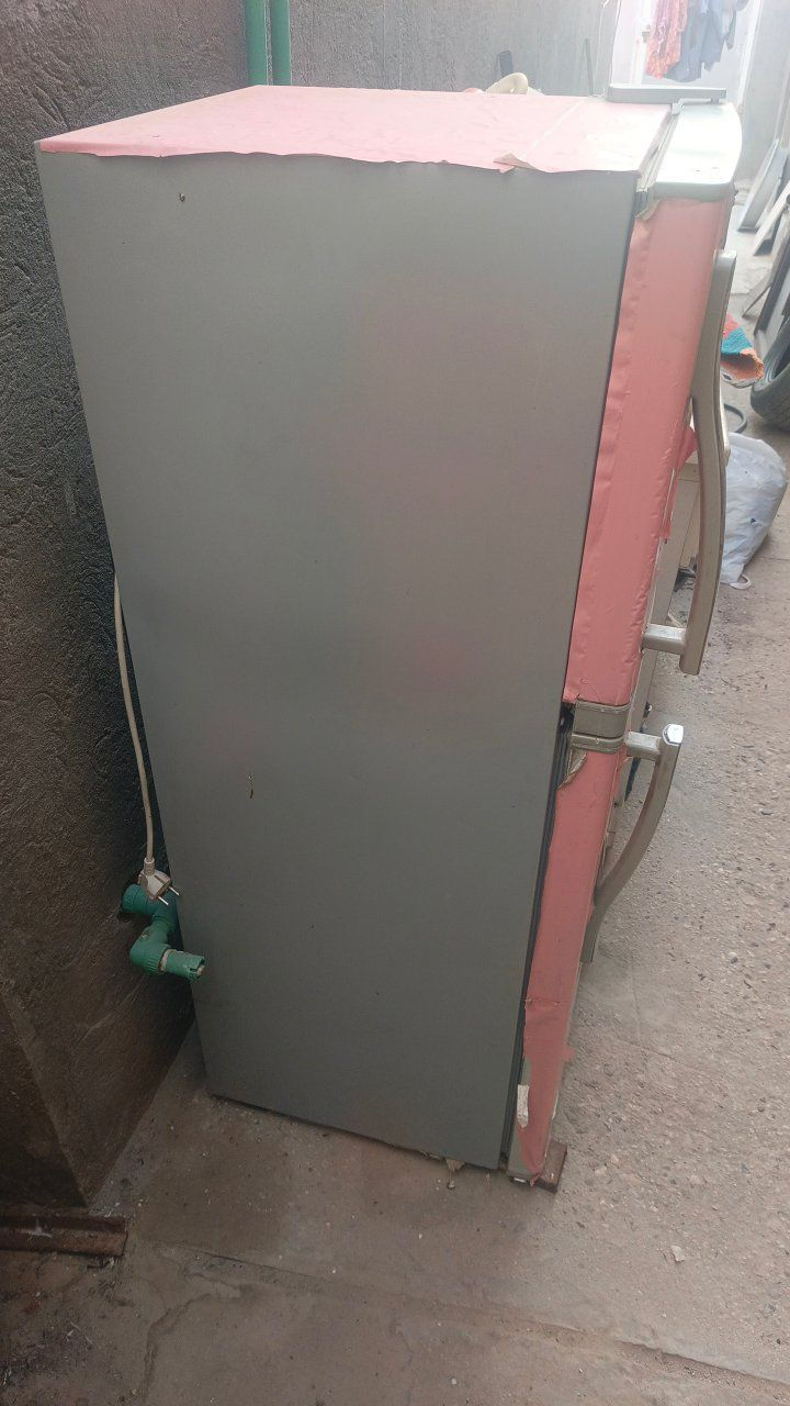 السلام عليكم ثلاجات للبيع حجم كبير وصغير عدد اثنين كبيره شغاله وسط عوزه ماطور ثنينهن ١٥٠ الف مكان هاشميه اتصل ***********
