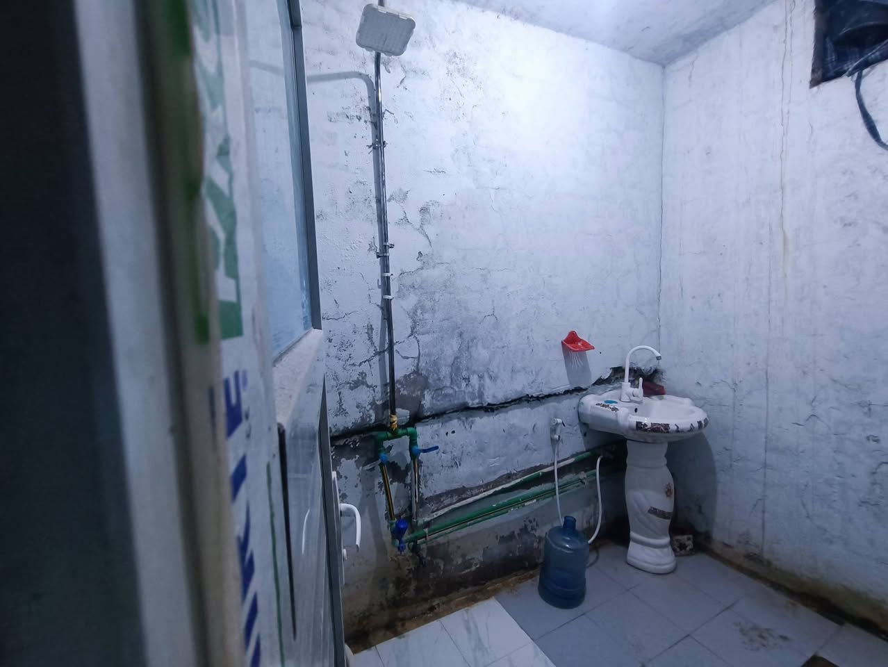 السلام عليكم ورحمه الله وبركاته
بيت بشارع ٨٠ قرب مسجد الرحمن قريب ع شارع العام 
مساحة ١٠٠ م بي غرفتين نوم وصالة وصحيات ومطبخ ومنور داخلي وخارجي مشمول بالتطويب وعدنة ورقة مجلس محافظة الأرضية كلها سيراميك للبيع ب١٤ مليون وبي مجال قليل فقط
***********
