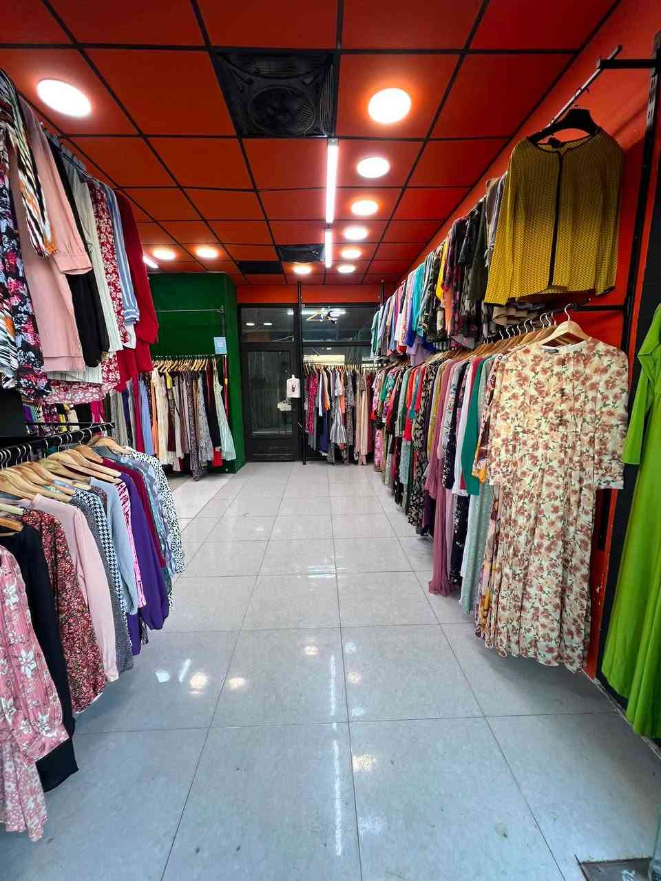 سڵاو بەڕێزان ئەم دوکانە بۆ فرۆشتن هەمووی پێکەوە ئەفرۆشم دوکانێکی کاملە  ناو بازاڕ   ***********
