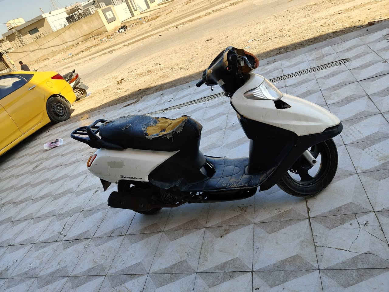 السلام عليكم دراجه سبيسي للبيع جاهزه كلجات وقايش جديد مكينتهة حلوه ناعمه كهربائيات كلهة شغاله لايت اشاير نقصهة بس سلف عاطل باتري جديد مكاني الدوره نهايت شارع 60 السعر 275وبيهة مجال ***********
