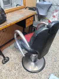 متاح: كرسي حلاقه للبيع جكات شغال  رقم الهاتف (07517854471)