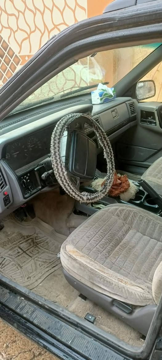 السلام عليكم ورحمة الله وبركاتة 
جيب شيروكي موديل 1994
رقم نينوى شرط التحويل 
كير عادي مكينه سوبر 6 
شاشه جامات كهرب 
سياره حلوه وكاعده السعر 30وبيها مجال***********رقم الهاتف
