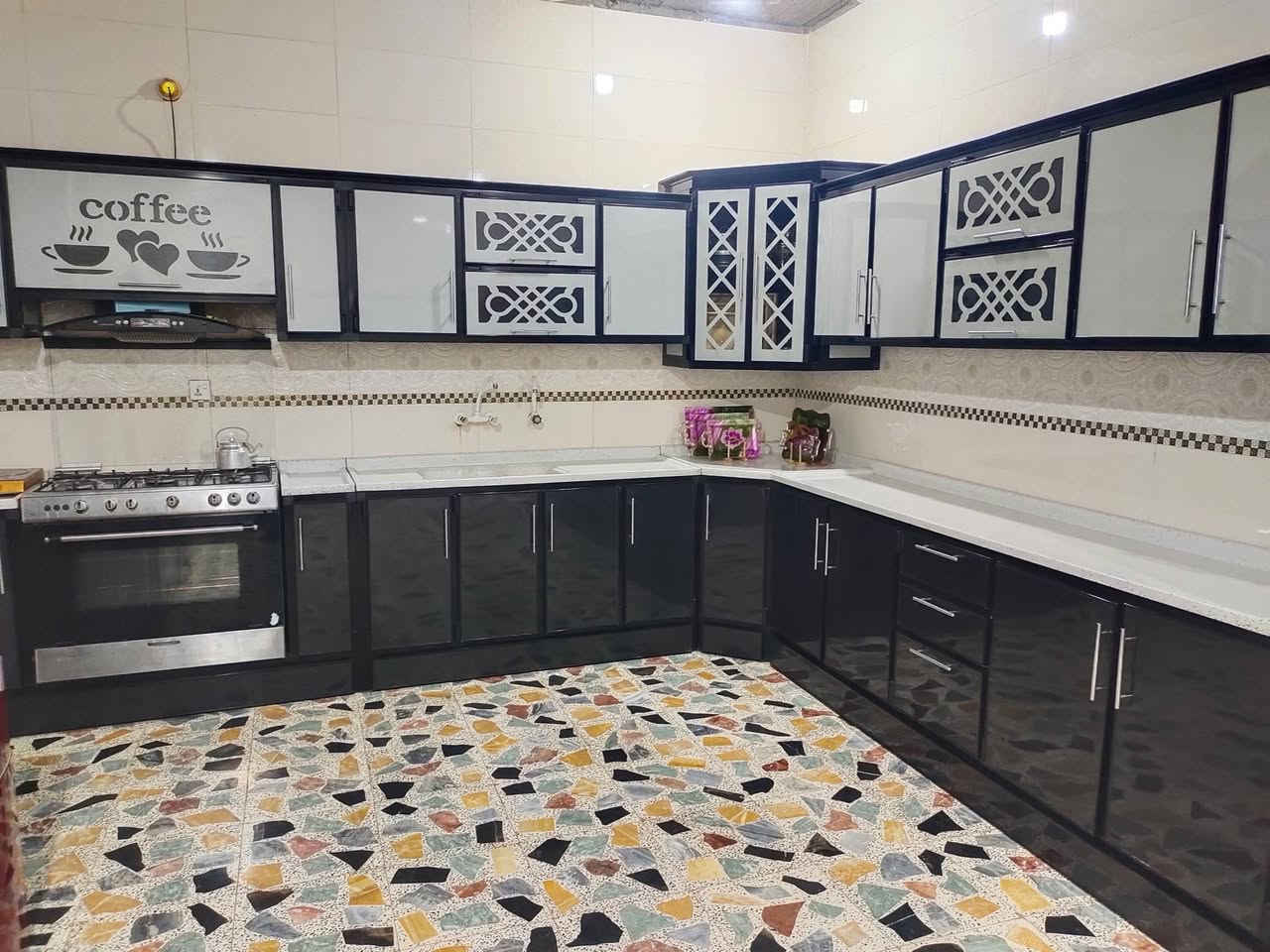 يا الله السلام عليكم
بيت للبيع المساحه 210 م الموقع بداية شارع الزنابرة نزلة محطة مياه احباب الحسين مقابيل قرية الجعيفريه بناء طابوق  جديد 2024 الاساس رفته تسليح حصيرة  وشريطي غرفتين نوم 5×4 صالة 8×4  مطبخ 5×4 استقبال 7×4 ارضيه كاشي من الترك لباب الشارع درجه اولى بيت مفول خير من الله للاستفسار الاتصال *********** ابو محمد
