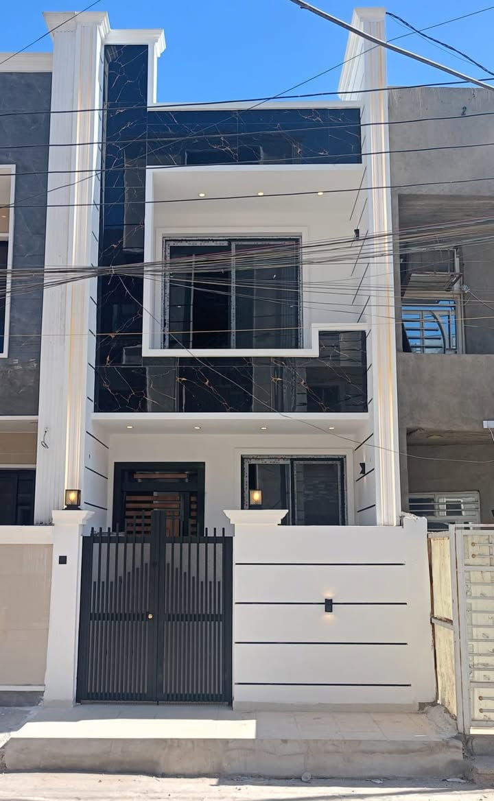 #للبيع 💵 
الموقع: حي الجهاد - منطقة الشارقة (موقع استراتيجي مجاور لمجمع النسيم).
المساحة: 80 متر مربع.
بناء حديث 2026 🏠✨
الموقع: حي الجهاد - منطقة الشارقة (موقع استراتيجي مجاور لمجمع النسيم).
الحالة: بناء زيرو (جديد) درجة أولى 2026.
التفاصيل الداخلية:
3 غرف نوم واسعة.
صالة استقبال (استقبال) بتصميم عصري.
مطبخ حديث ونظامي.
مرافق صحية عدد (2).
السعر: 275 مليون دينار (قابل للتفاوض).
للاستفسار والتواصل: [***********] 📞
