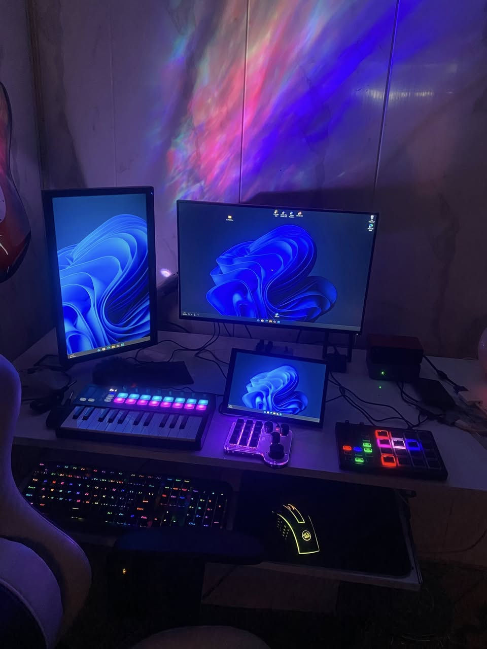 من رخصه الادمن 
سيت اب كامل للبيع ( استديو خاص للمونتاج والرندر )
Mini key sm25 ii
donner starrypad
Key smart اختصارت
كرت صوت focusrite solo gen 4
مايك بويا 
شاشه لمس ١٠ انج 
ماوس ريد دراكون 
كيبورد ريد دراكون 
كيتارات ٢ الاسود بدون ماركه والثاني donener كامل ملحقات
شاشات ٢ كبار 
كرسي fantech
وكو هواي غراض وياهن بعد 
um790 pro
🧠 المعالج (CPU)
 • AMD Ryzen™ 9 7940HS
• 8 أنوية / 16 خيط معالجة
• سرعة أساسية ~4.0 GHz وتصل حتى 5.2 GHz
• ذاكرة تخزين مؤقت 16 MB  

🎨 المعالج الرسومي (GPU)
 • AMD Radeon™ 780M مدمج
• أداء جيد للألعاب الخفيفة وتطبيقات الرسوميات
• سرعة تردد حتى 2800 MHz  

💾 الذاكرة (RAM)
 • 32 GB DDR5 (Dual Channel) بسرعة 5600 MHz
 • قابل للتوسيع حتى 64 GB  

💿 التخزين
 • 1 TB PCIe 4.0 NVMe SSD
 • فتحات M.2 2280 ×2 (يمكن تركيب وحدة إضافية)  

🌐 الاتصال
 • Wi-Fi 6E
 • Bluetooth 5.2 / 5.3 (حسب الإصدار)
 • Ethernet 2.5G  

🔌 المنافذ (Ports)
 • USB-A 3.2 Gen2 ×4
 • USB4 ×2 (يدعم فيديو 8K @60 Hz و Power Delivery)
 • HDMI 2.1 ×2 (حتى 4K @144 Hz)
 • مقبس سماعة 3.5 mm
 • زر Clear CMOS  

🖥️ الدعم والتوافق
 • يدعم خروج 4K و 8K عبر USB4/HDMI
 • مناسب للعمل المكتبي، إنتاج المحتوى، والتطبيقات الاحترافية


**إذا كنت صاحب هذا الإعلان وتريد حذفه لأي سبب، رجاءا أرسل رسالة إلى الدعم الفني**