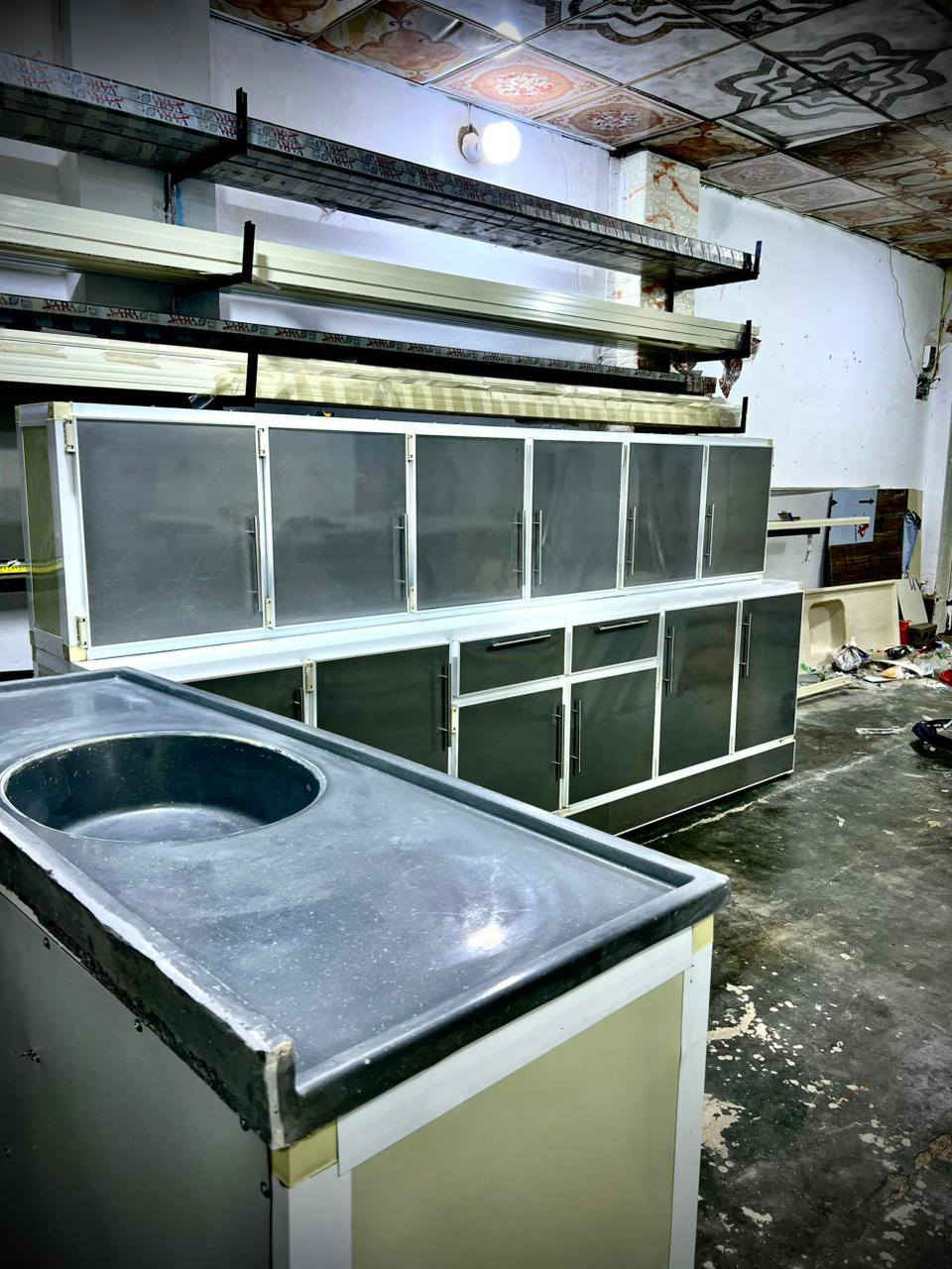 تحطيم الاسعار بمناسبه رئس السنه
كونتر.  جديد وليس مستعمل 
ثلاث قطع.   قياس 3 امتار 
سنك. متر ونص 
     سعر.    475 الف.   سعر ثابت بدون اي معامله 
محشي كامل بنل رفوف وسقف وارضيه 
لون الكونتر بوري ابيض  والبوب رصاصي فاتح
   العرض   فقط.  ل  5 ايام. 
العنوان.   8 شباط داخل فرع. معمل راشي الرشيد 
     معمل محمد الكردي.  تسئل يدلوك 
او اتصل ***********.  بي واتس اب
