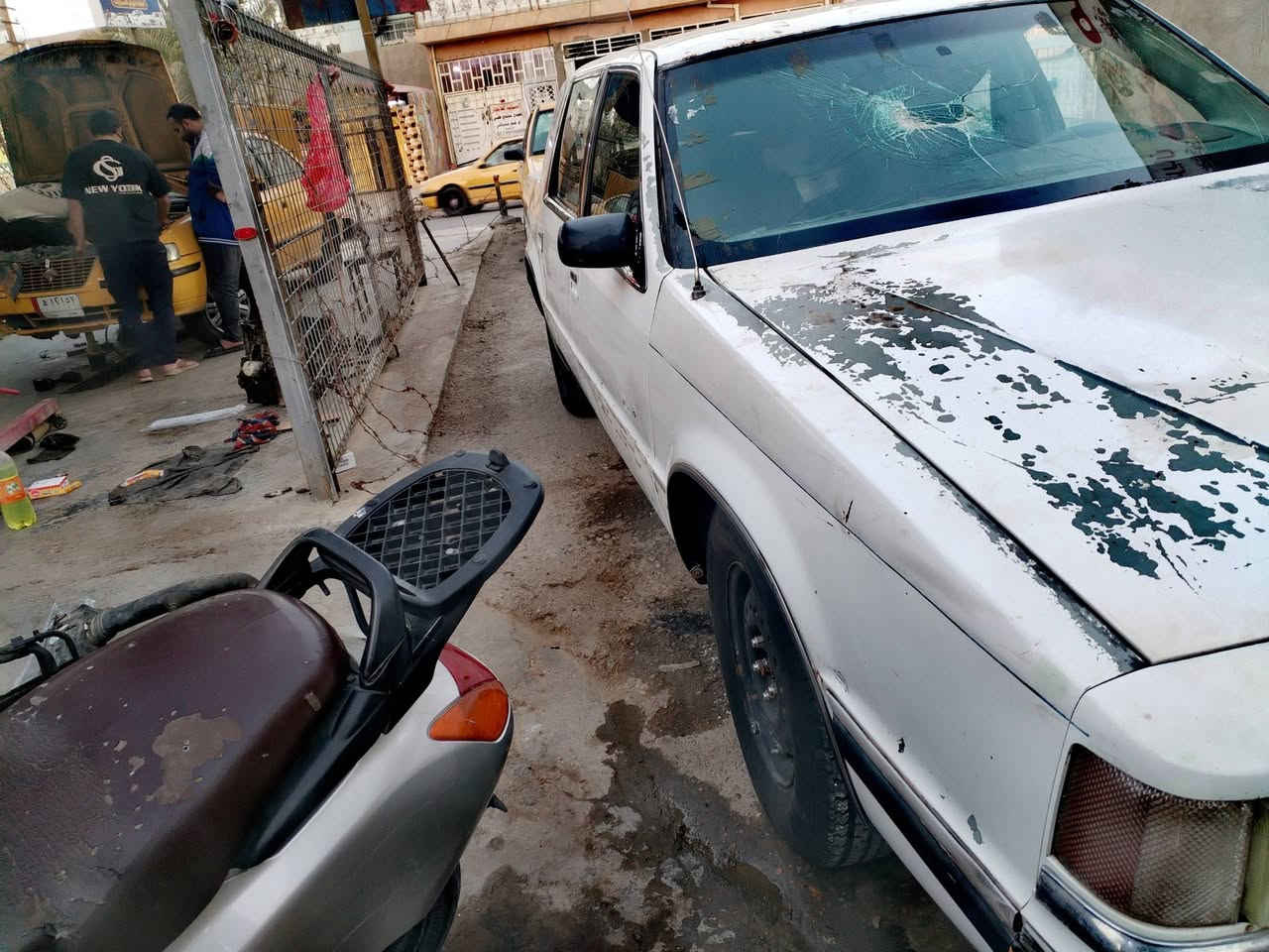 السلام عليكم دوج كرايسلر ١٩٩١ سياره شوفه العين بدي كدامك بيه بس هاي الضربه كهربايات نضيفه غرفه نضيفه صدر خلفي امامي نضيف كير نضيف قبل شهر شاده مكينه كايمه تحويل ثاني يوم العنوان بغداد مدينه الصدر السعر ١٥ $للعلم رقم مشروع وطني وين مترييد حول السياره او هاي كل التفاصيل رقم الهاتف ***********
