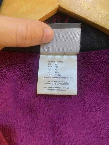 قمصله ماركة جاك وولف اصليه مختمه و مبطنه انتبهلي على لونه و التفاصيل و التطريز البيه شي كلش راقي قياسه مصوره 
وقمصله ماركه موينتن هم رياضية سبورت و هم كاجول شي كلش حلو و راقي ولونه مميز والقياس مصوره
وثنينهم نظافه فول 
***********
