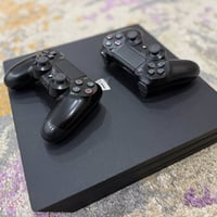 للبيع جهاز بلي 4 برو نظيف مال  بيت + لعبة واحدة + جوستيك اضافي  الجهاز...