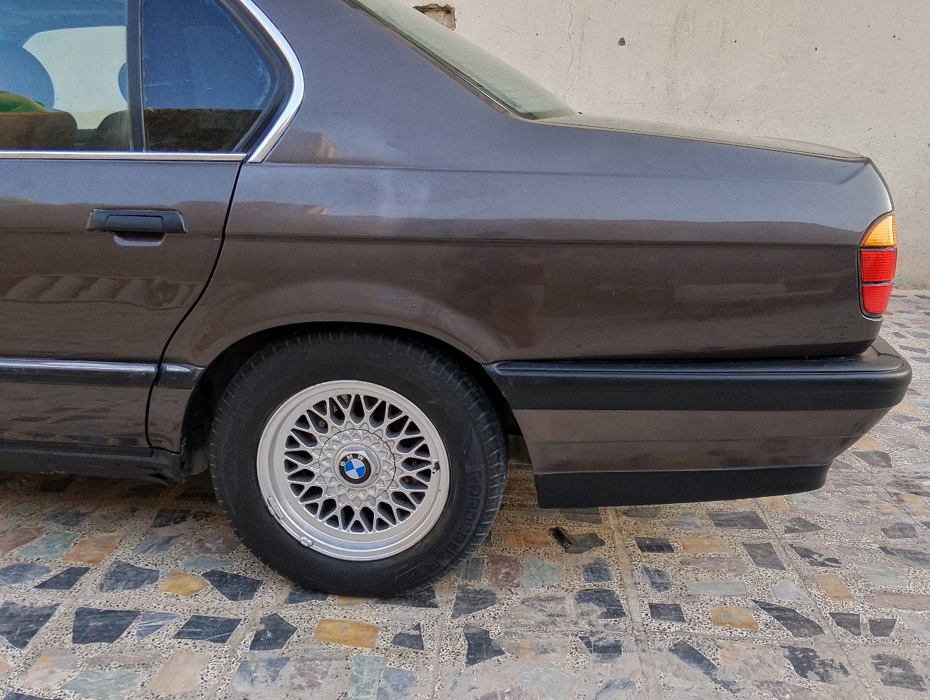 سيارة BMW موديل 730، بحالة جيدة. اللون بني ولديه إطارات معدنية بمظهر جذاب. الديكور الداخلي مريح ومصمم بأناقة.

السيارة مصانة وجاهزة للاستخدام اليومي. مناسبة لعشاق السيارات الكلاسيكية والموثوقة.