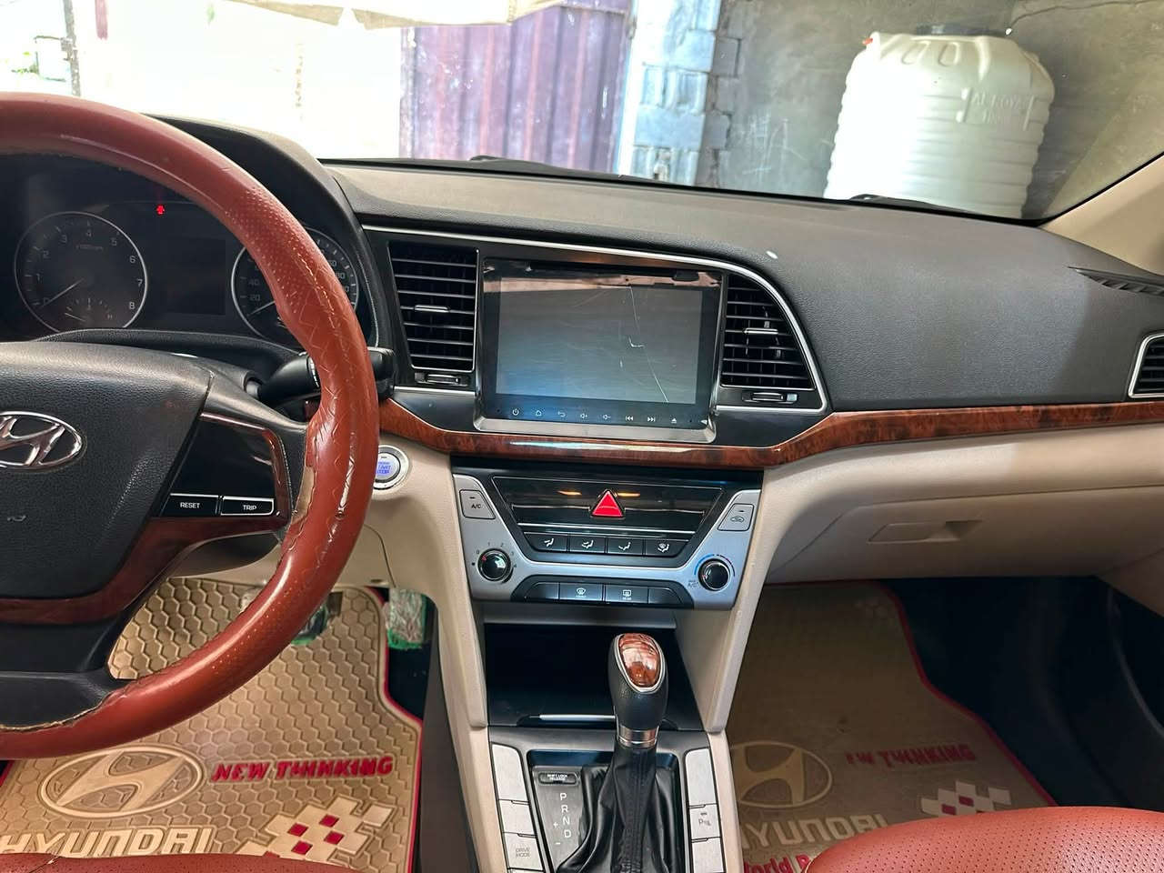 النترا موديل 2019 سوبر خليجي فول سياره بيه شبر للبنيد رقم بغداد انكليزي ماشيه 110 سنويه ل 29 مكاني حله *********** معروضه 145 وبيه مجال
