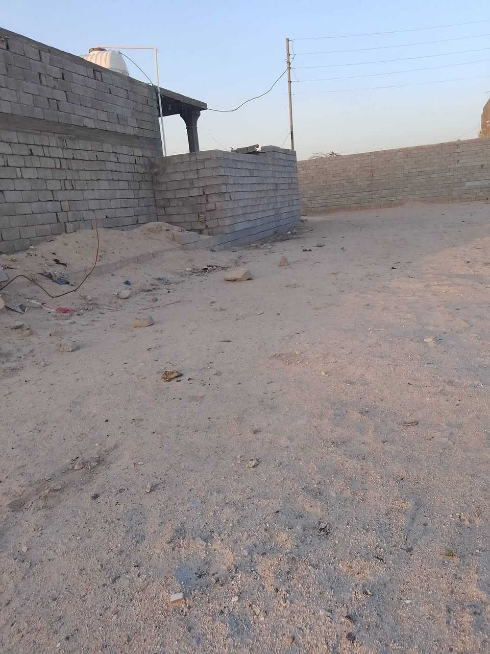 سلام عليكم بيت 300 وقطعه 300 زراعي البيع العنوان البصره سفان طرق المقبره قرفتين وصاله وموزع ومطبخ حار وبار وديوان وحوش جبير البيت صب مثل ما موضح بل تصوير بعد عن الشارع 100متر كهرباء  نت ضوي بوري الماي يبعد 💯الاتصال ‏‪0786 818 5392‬‏
