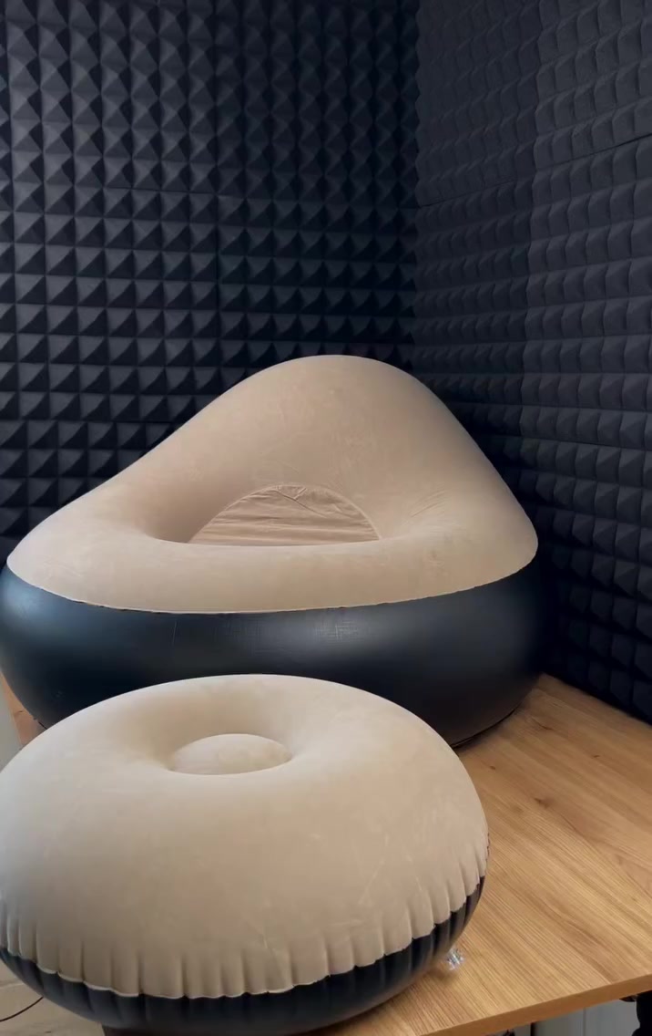 كرسي هوائي فاخر مع طبلة – تصميم بيضاوي مريح

الاستخدامات:

مثالي لغرف المعيشة، غرف النوم، الاستراحات والشاليهات.

مناسب للاستخدام المنزلي المؤقت أو الدائم.

خيار ممتاز للجلسات الأرضية المريحة.

يمكن استخدامه ككرسي استرخاء لمشاهدة التلفاز أو القراءة.

مناسب للضيوف كحل جلوس إضافي سريع وسهل.

المميزات:

تصميم بيضاوي عصري يمنح راحة مثالية للجسم أثناء الجلوس.

مسند ظهر مدمج بزاوية مريحة لدعم الظهر.

وسادة جلوس دائرية داخلية لثبات أكبر وتقليل الضغط.

طبلة (مسند قدم) منفصلة لراحة إضافية.

نسيج علوي جلاتيني ناعم بملمس بارد ومريح.

طبقة خارجية قوية مقاومة للثقوب.

قدرة تحمل عالية للأوزان مع قاعدة ثابتة مانعة للانزلاق.

صمام هواء محكم لمنع التسريب.

سهل النفخ والتفريغ والتخزين عند عدم الاستخدام.

محتويات الصندوق:

كرسي هوائي.

طبلة (مسند قدم).

منفاخ هواء يدوي.

لاصق إصلاح.

قطع صغيرة من نسيج المنتج لمعالجة الثقوب الطارئة.

الملاحظات:

أبعاد الكرسي: 116 × 83 × 98 سم.

أبعاد الطبلة: 62 × 62 × 31 سم.

يُفضل عدم وضعه على أسطح حادة.

يُنفخ بنسبة 90% للحفاظ على مرونة النسيج.

السعر 20 الف توصيل بغداد 3 محافظات 5 للطلب المراسلة على الواتساب أو على الماسنجر


**إذا كنت صاحب هذا الإعلان وتريد حذفه لأي سبب، رجاءا أرسل رسالة إلى الدعم الفني**