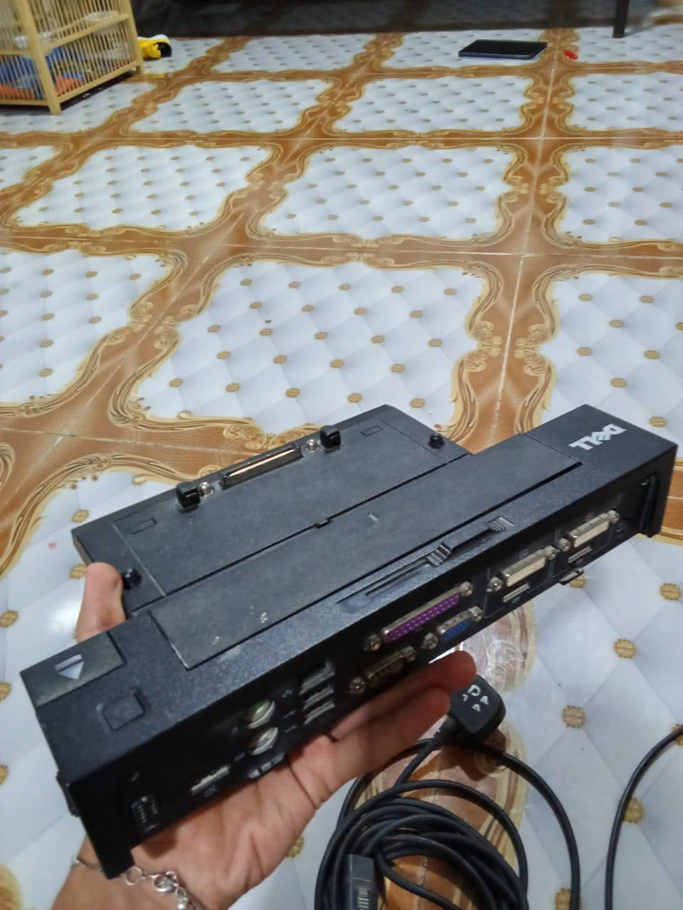 هذا الجهاز هو قاعدة إرساء (Docking Station) من ماركة Dell. موديل WD15 المحمول عبر منفذ USB Type-C. سعر 50 وبي مجال رقم الاتصال *********** عنواني بصره ابي خصيب يوسفان
