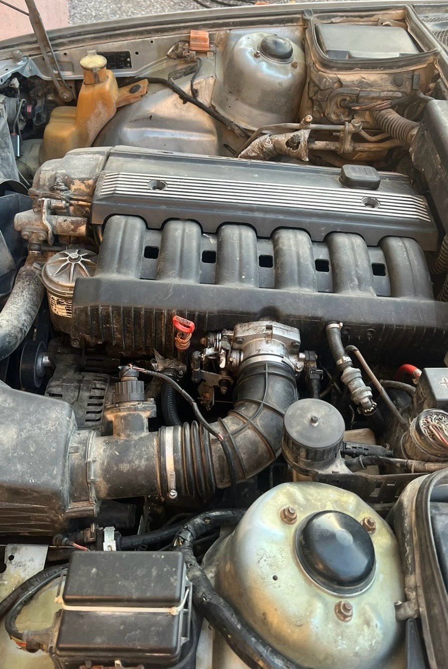 السلام عليكم BMW موديل 93 اصل سنويه بسمي رقم بابل الجديد محرك فانوس بيه بخار قليل كير جديد حداديه جديده بدون ضربه صبغ جماليه فتحه سقف مكان سياره حله مركز *********** السعر 60 $ بيه مجال