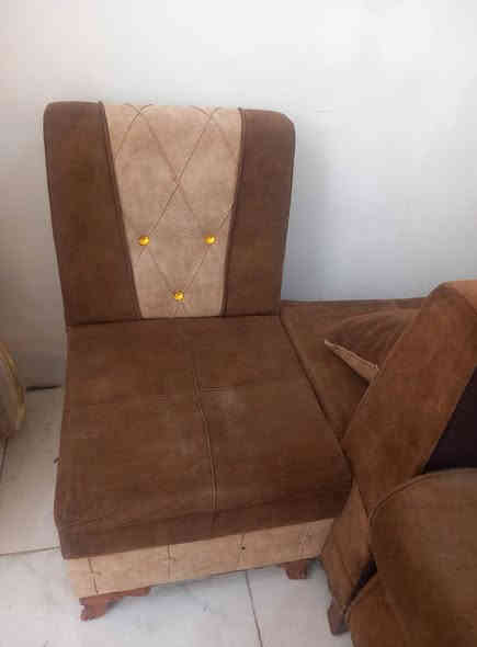 ديوان عشر مقاعد مع مفارش كامل للبيع والسعر ١٣٠ فقط اي استفسار اتصل برقم *********** خناقين
