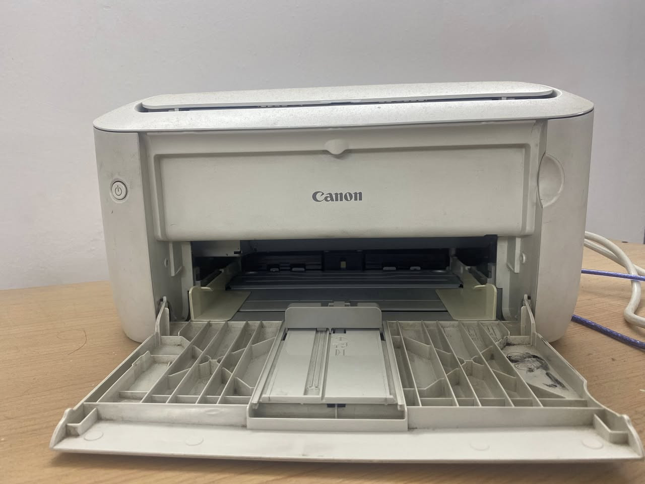 طابعة مستعمله للبيع ونظيفة وشغاله
مواصفات ومميزات الطابعة (Canon i-SENSYS LBP6030w)

 نوع الطابعة: ليزر أسود وأبيض (Monochrome Laser Printer).

 الاتصال اللاسلكي (Wi-Fi): تمتاز بحرف (w) في اسم الموديل، مما يعني أنها تدعم الاتصال عبر الواي فاي. يمكن الطباعة من خلالها لاسلكياً عبر الهاتف المحمول أو الكمبيوتر دون الحاجة للتوصيل بالأسلاك.

 السرعة: تطبع حوالي 18 صفحة في الدقيقة، وهي سرعة ممتازة للدراسة، الأعمال المكتبية الخفيفة، أو الاستخدام المنزلي.

 تقنية Quick First-Print: (الظاهرة بوضوح على الملصق في الـ image.png) تضمن خروج الصفحة الأولى بسرعة فائقة دون انتظار طويل لتسخين الطابعة.

 توفير الطاقة: موفرة جداً للطاقة وتحمل شعار (Energy Star).

 الحجم والتصميم: تصميم مدمج وأنيق (كما يظهر في الصورتين image_3.png و image_4.png حيث يمكن إغلاق وفتح أدراج الورق بسهولة لحمايتها من الغبار ولا تأخذ مساحة كبيرة على المكتب).

 نوع الحبر (الكارتريج): تستخدم حبر ليزر بودرة (رقم الكارتريج غالباً Canon 725)، وهو متوفر بكثرة في الأسواق وسعره اقتصادي جداً وسهل إعادة التعبئة.

السعر ١٢٥ الف


**إذا كنت صاحب هذا الإعلان وتريد حذفه لأي سبب، رجاءا أرسل رسالة إلى الدعم الفني**