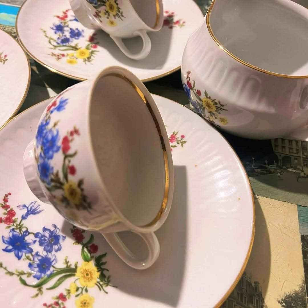 🌻 Vintage Henneberg Floral GDR (East Germany) Tea Set with Gold Rims - In Good Condition
​Set Includes:
​3 Large Tea Cups ☕
​3 Matching Saucers (Size: 20 cm) 🍽️
​1 Teapot (with Lid) 🫖
​1 Creamer / Milk Pitcher 🥛
​Important Notes:
​📸 Please review the photos carefully as they form part of the description.
​📦 Shipping: Available to all governorates.
​✉️ For price and serious inquiries: Please feel free to send a direct message. الاسكندرية, مصر


**إذا كنت صاحب هذا الإعلان وتريد حذفه لأي سبب، رجاءا أرسل رسالة إلى الدعم الفني**