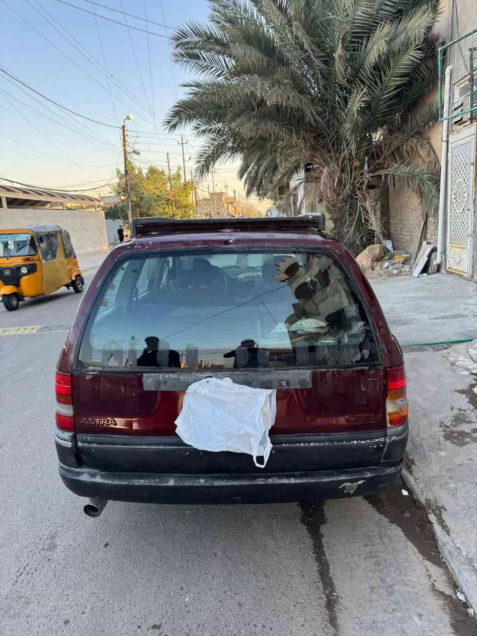 السلام عليكم للبيع  اوبل استرة 92 بسمي سيارة كاملة مناقصها شي فقط صدرها الامامي تعبان  محرك وكير خير من الله شغالة سيارة مال كراب والكل يعرف الاوبل  سنوية 26/3 تسقط اي استفسار هذا رقمي واني حاظر ...***********.
